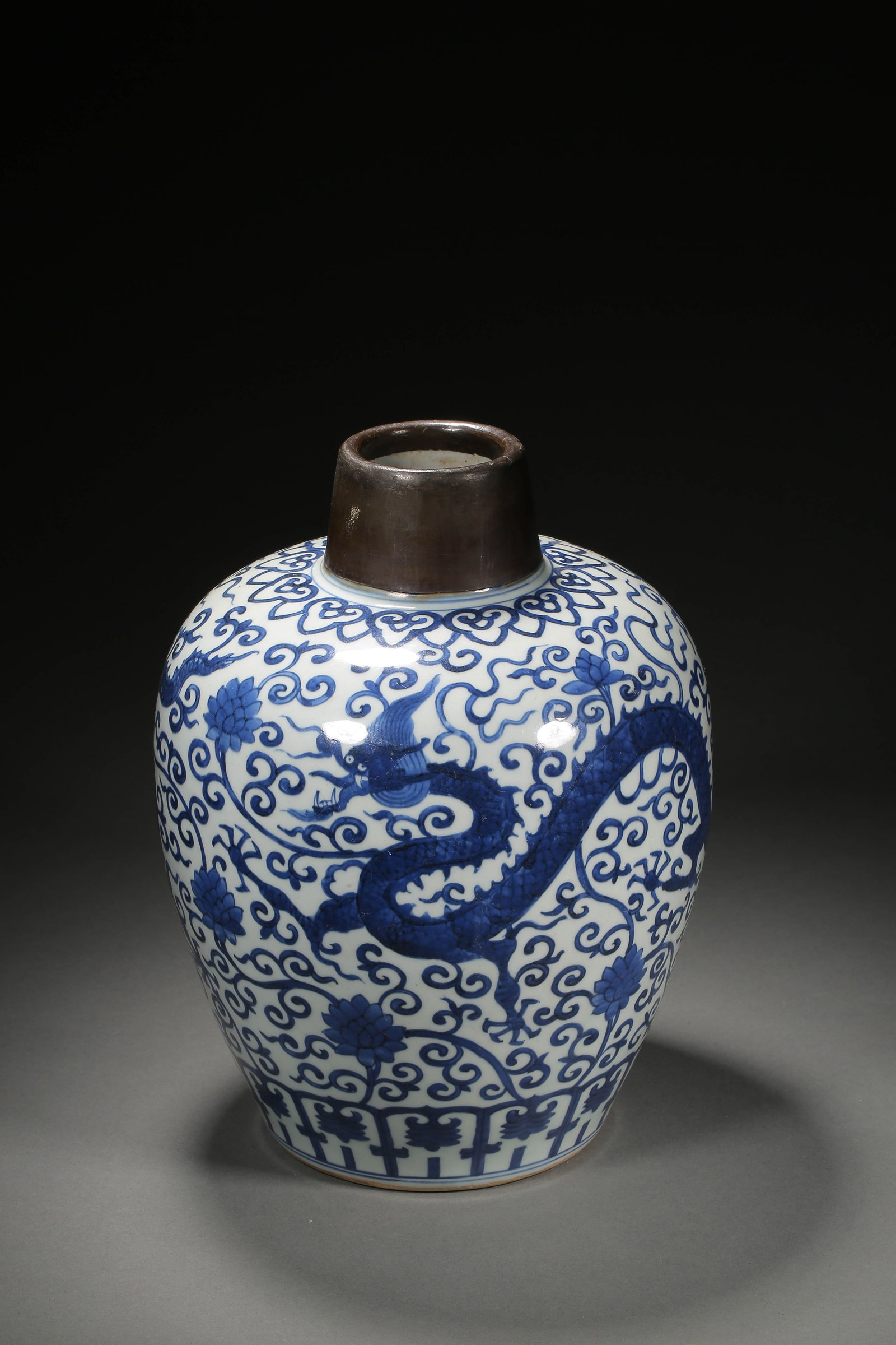 Qing Dynasty blue and white dragon pattern jar - 3