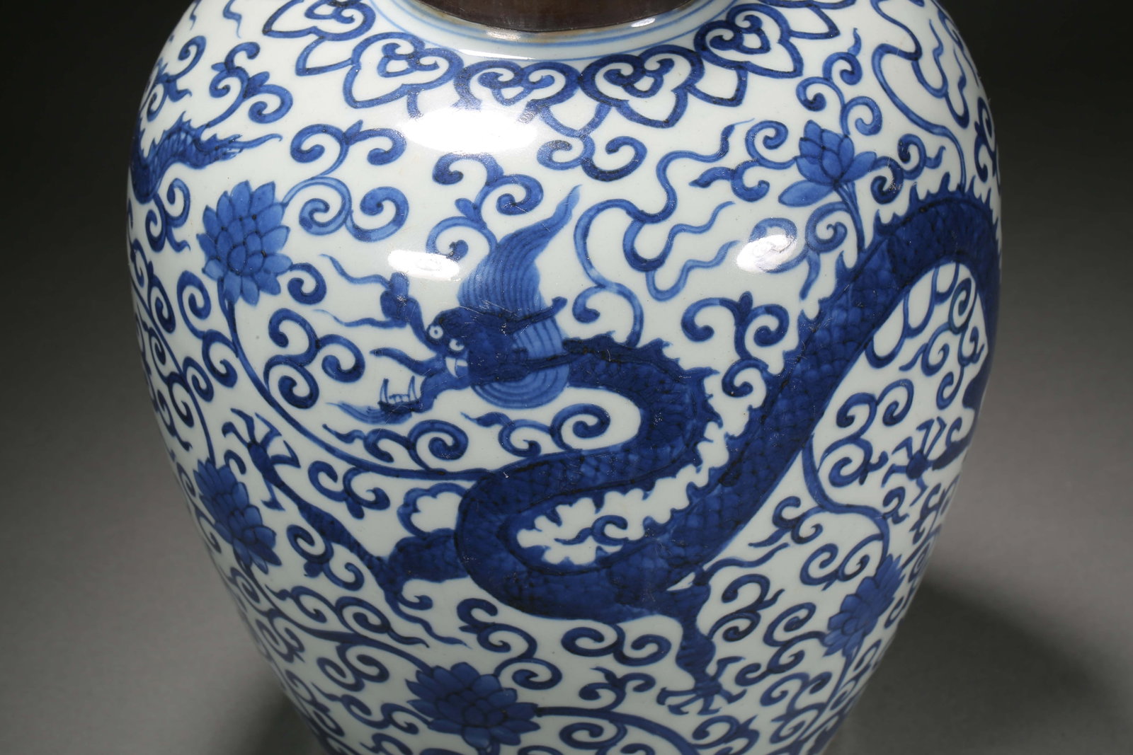 Qing Dynasty blue and white dragon pattern jar - 4