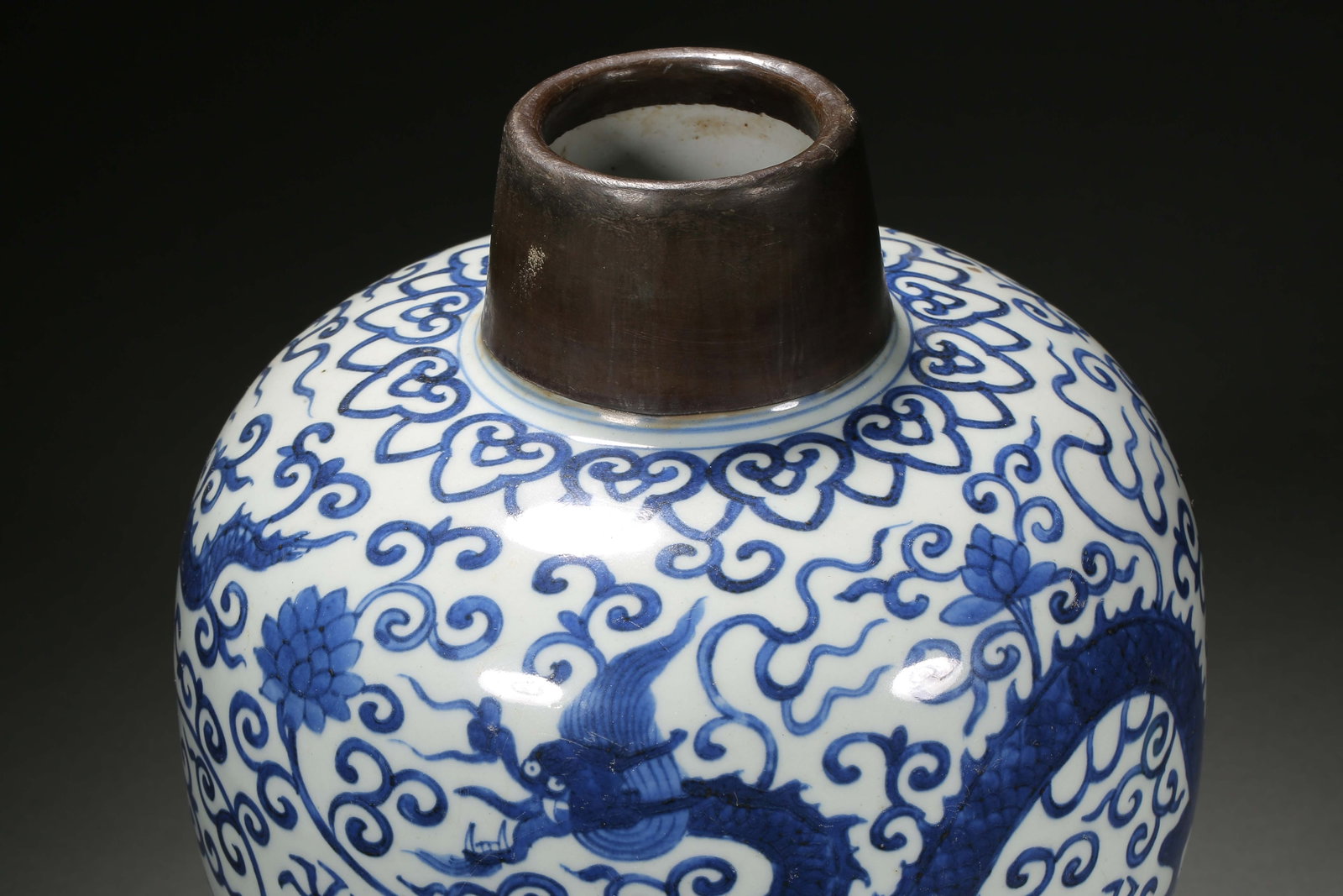 Qing Dynasty blue and white dragon pattern jar - 5