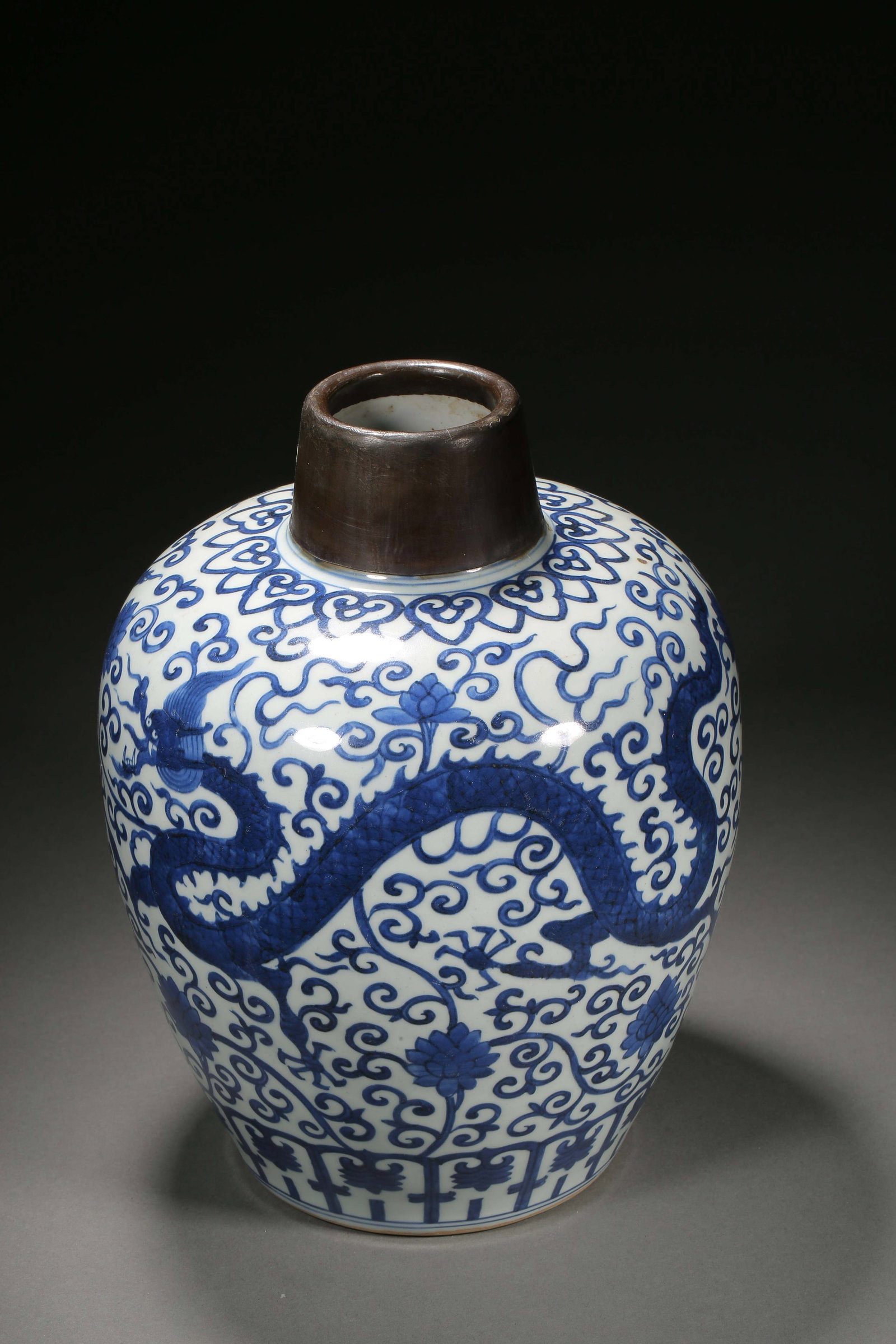 Qing Dynasty blue and white dragon pattern jar - 6
