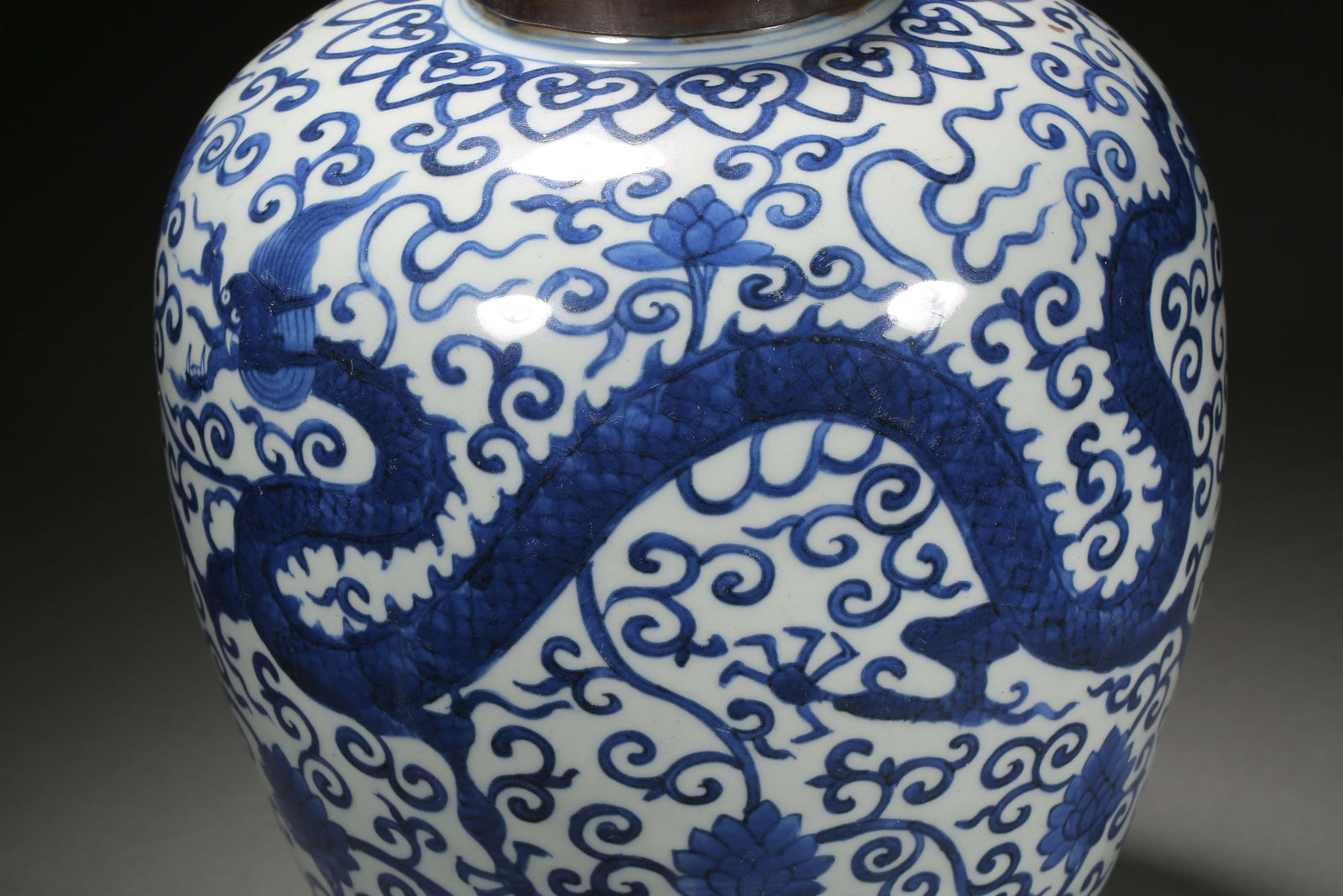 Qing Dynasty blue and white dragon pattern jar - 7