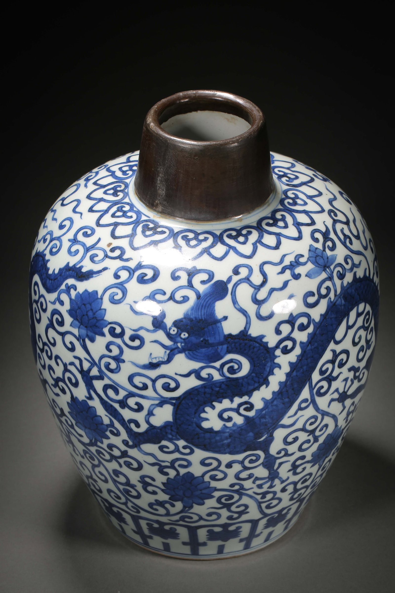 Qing Dynasty blue and white dragon pattern jar - 8