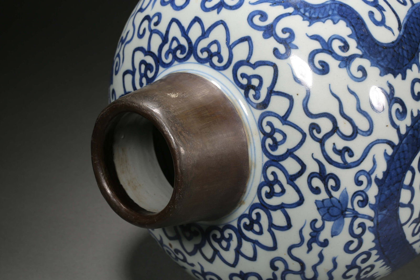 Qing Dynasty blue and white dragon pattern jar - 9