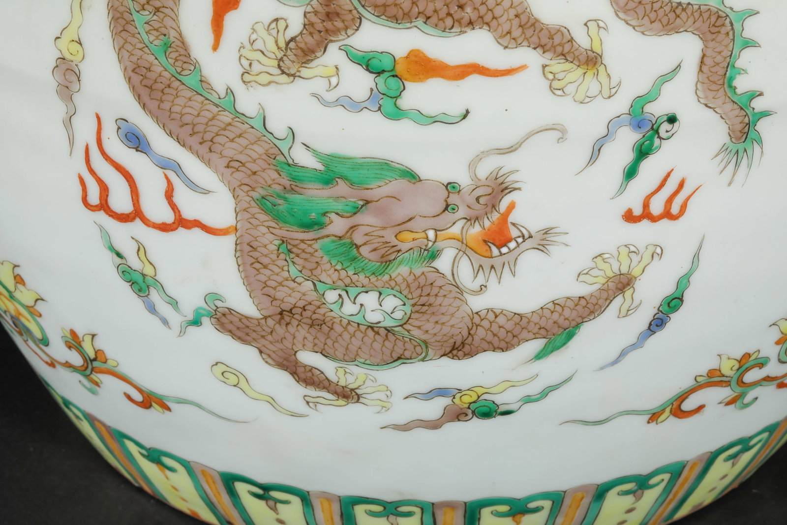Qing Dynasty pastel dragon pattern covered jar - 5