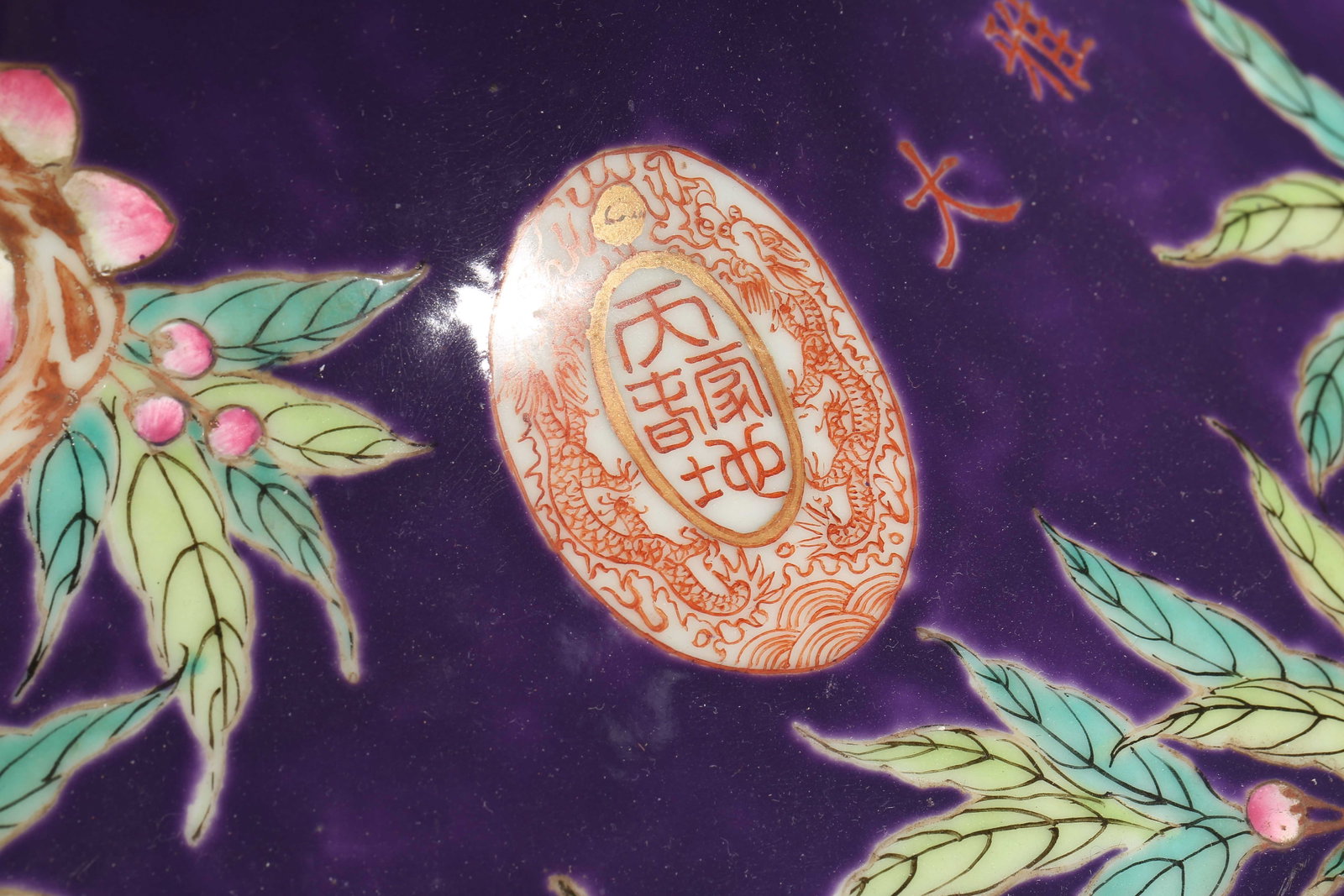 Qing Dynasty pastel peach pattern celestial sphere vase - 10