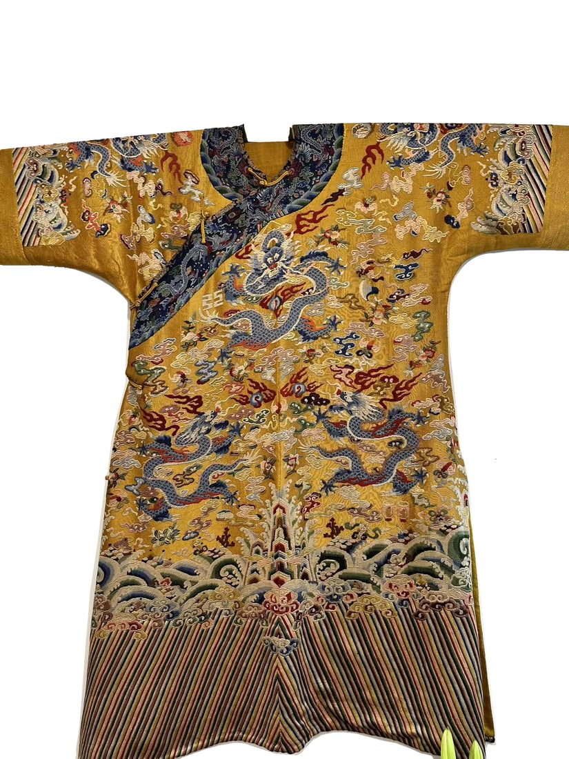 Qing Dynasty embroidered dragon robe with twelve class chapters: Qing Dynasty embroidered dragon robe with twelve class chaptersH175cm W130cm