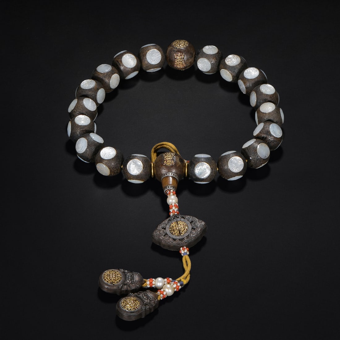 Qing Dynasty red sandalwood inlaid mother-of-pearl handheld: Qing Dynasty red sandalwood inlaid mother-of-pearl handheldD2.0cm Weight127g