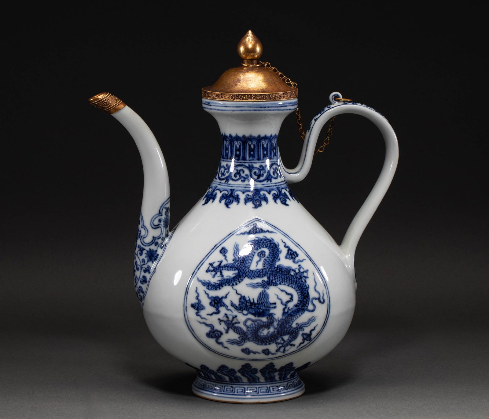 Blue and white teapot before Ming Dynasty: Blue and white teapot before Ming DynastyH27.5cm W23.5cm