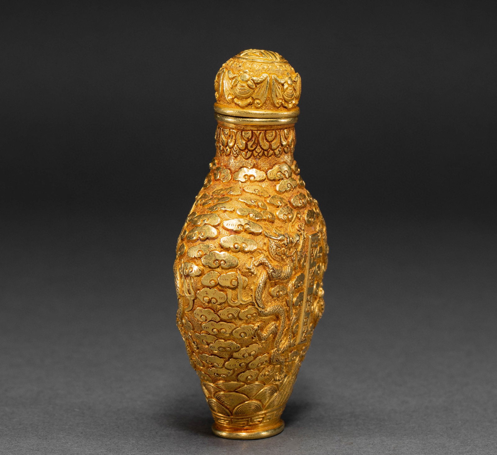 Qing Dynasty gold dragon pattern snuff bottle - 3