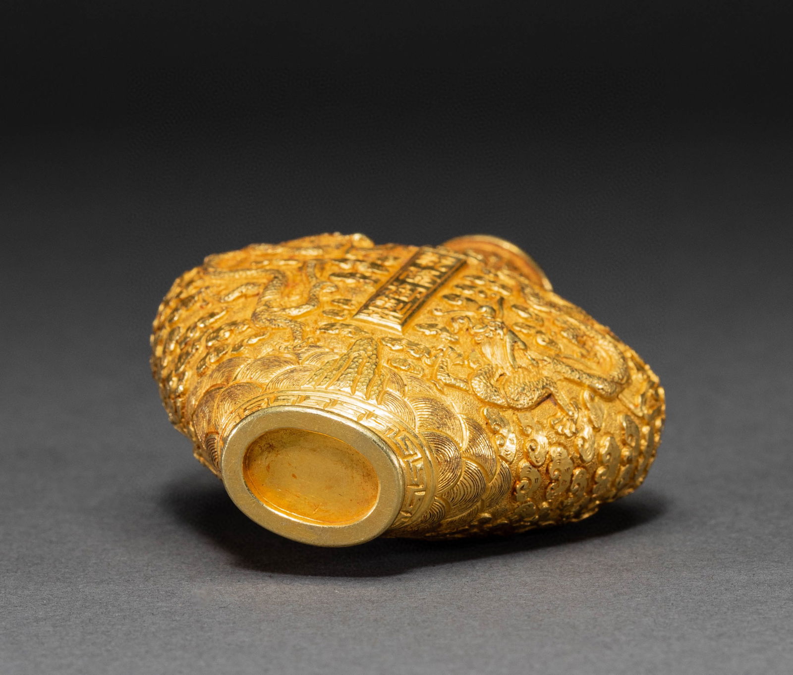 Qing Dynasty gold dragon pattern snuff bottle - 8