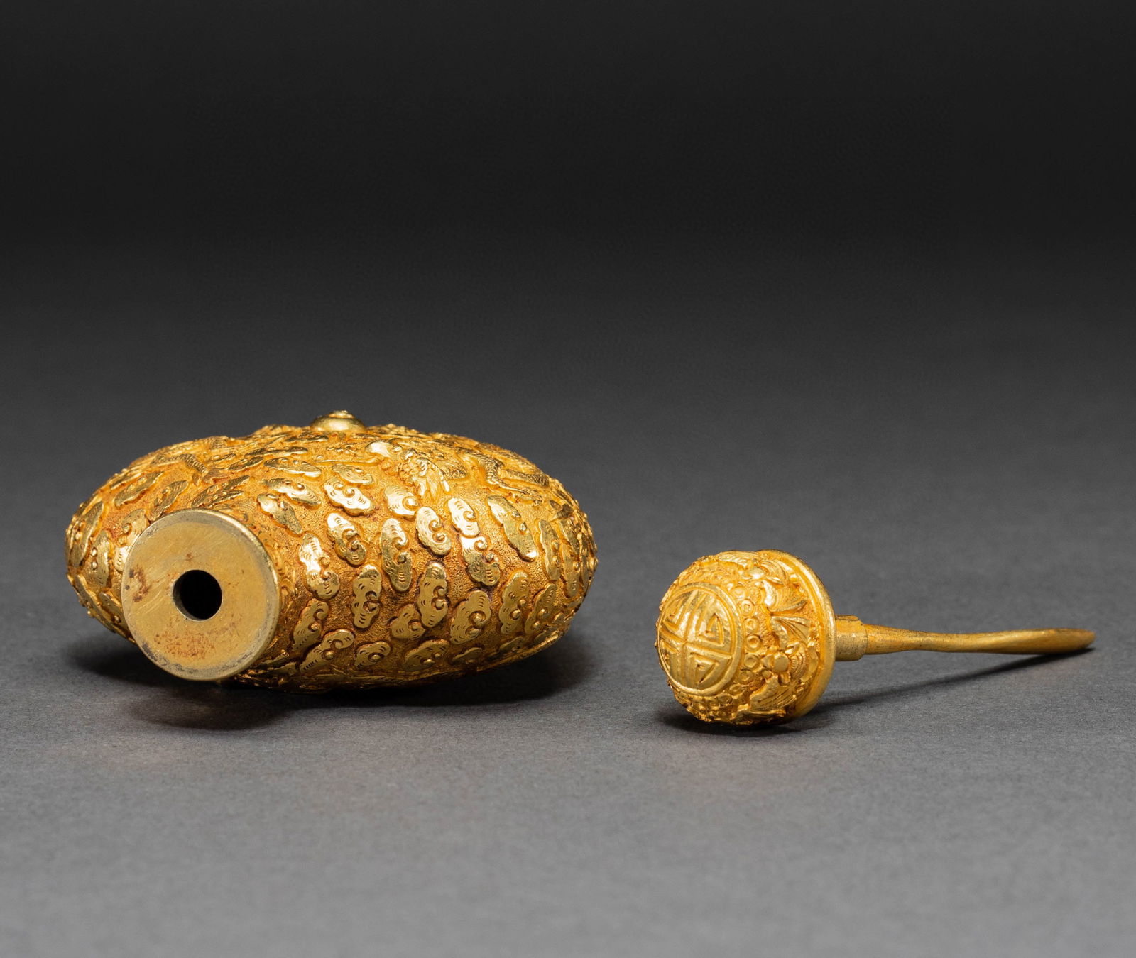 Qing Dynasty gold dragon pattern snuff bottle - 9