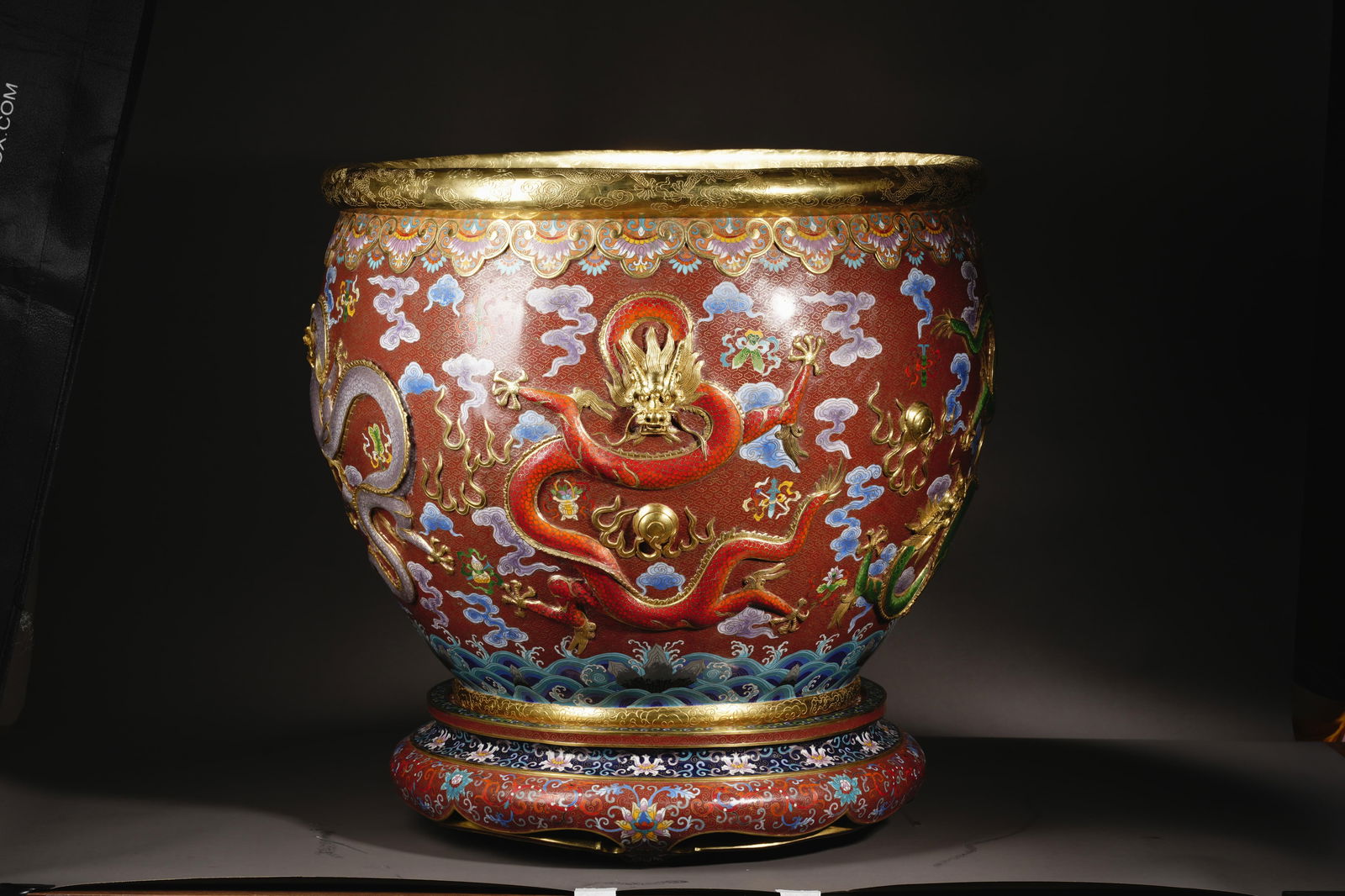 Qing Dynasty cloisonne dragon pattern silk vat: Qing Dynasty cloisonne dragon pattern silk vatH61.5cm W62cm Weight84100g