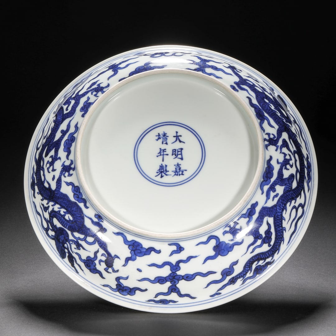 Ming Dynasty blue and white flame dragon pattern vat - 10