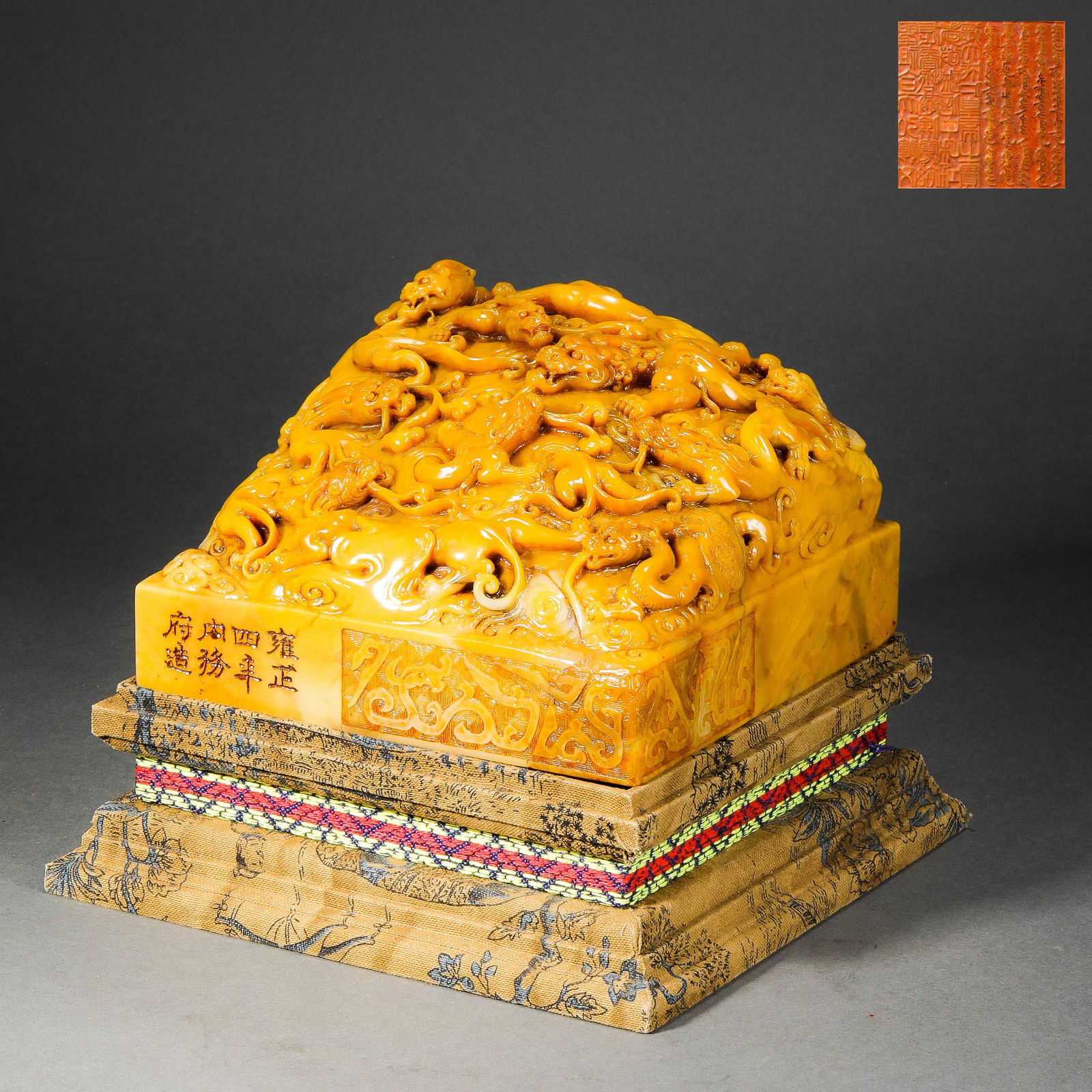 Qing Dynasty Shoushan Tianhuang stone animal head seal: Qing Dynasty Shoushan Tianhuang stone animal head sealH11cm W17.5cm Weight5600g