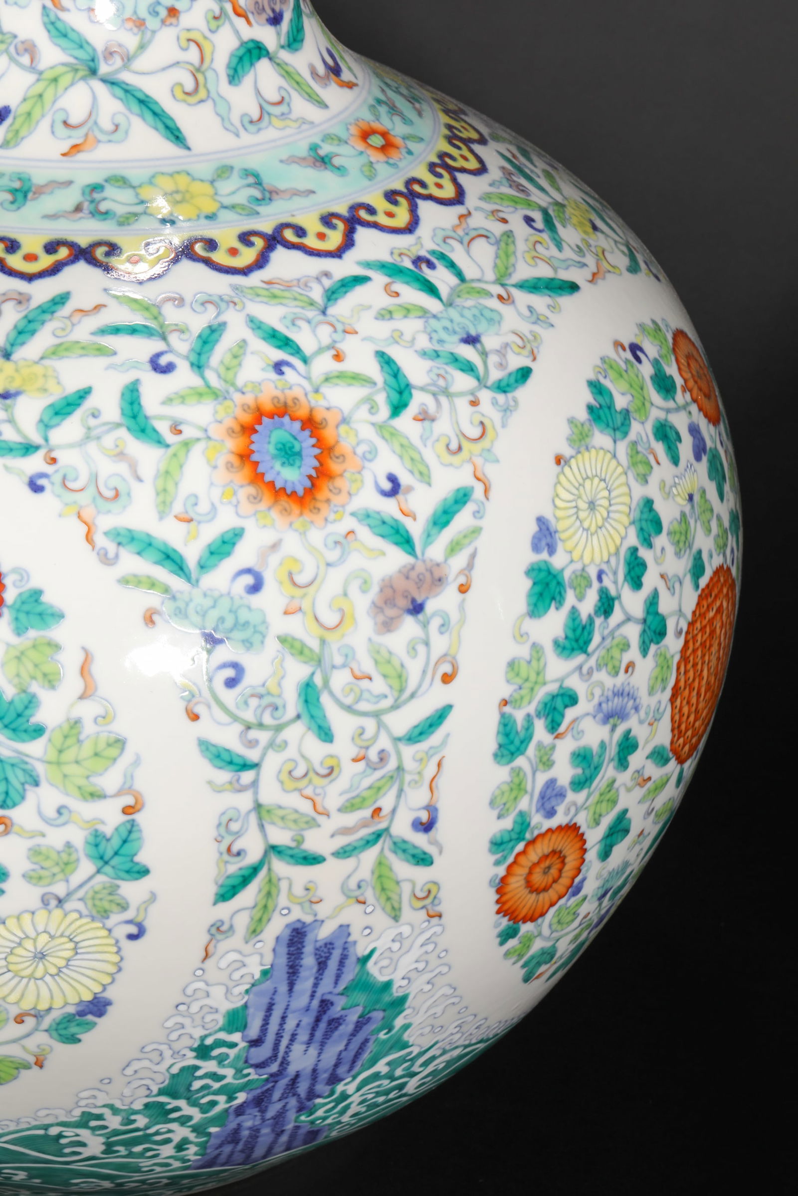 Qing Dynasty pastel flower pattern celestial sphere vase - 4