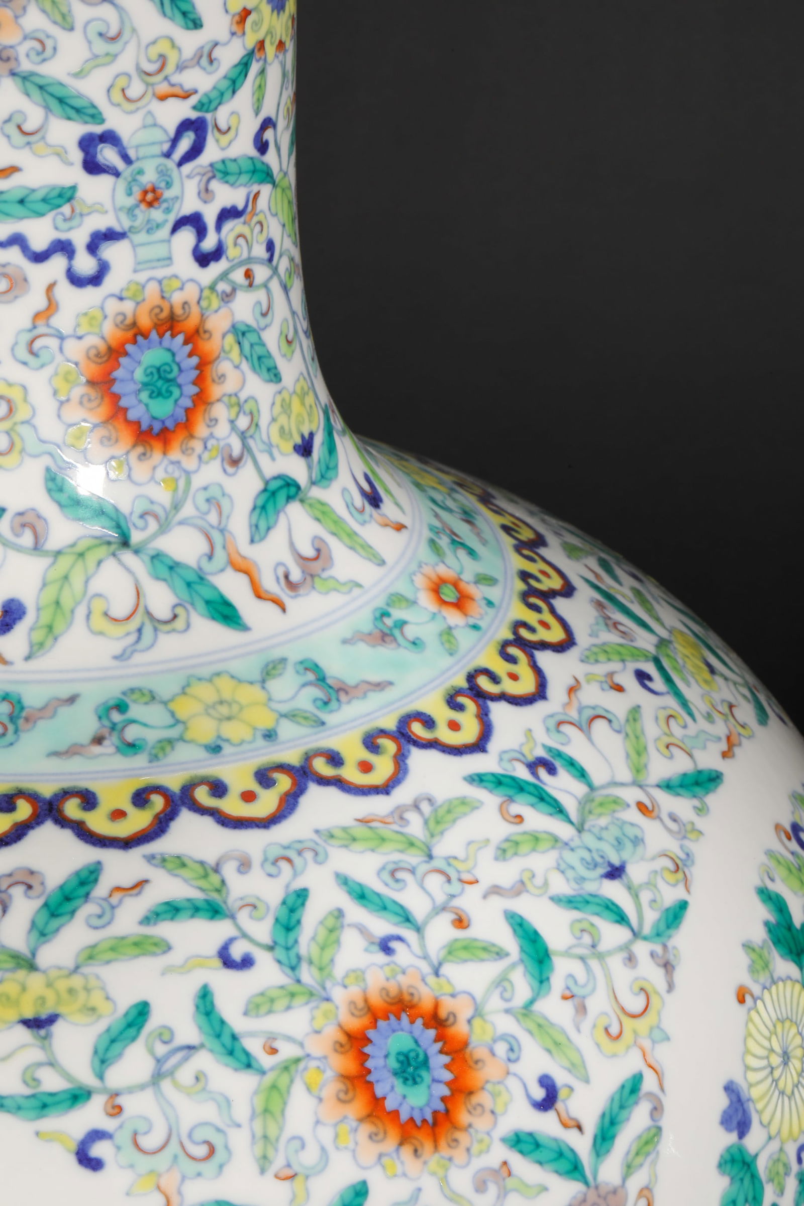 Qing Dynasty pastel flower pattern celestial sphere vase - 8