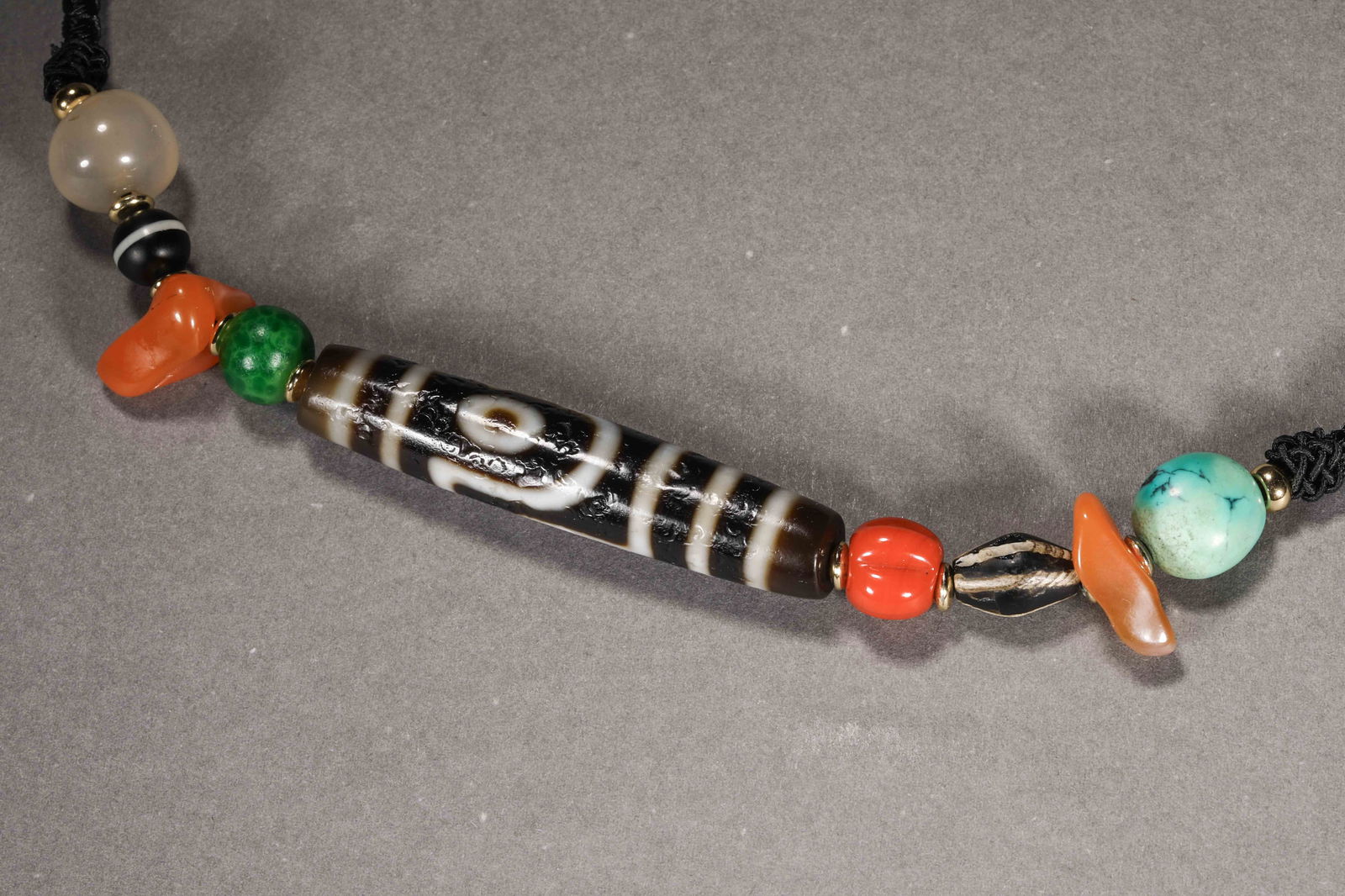 Tang Dynasty two-eyed dzi beads: Tang Dynasty two-eyed dzi beadsH5.8cm W1.2cm Wight29g