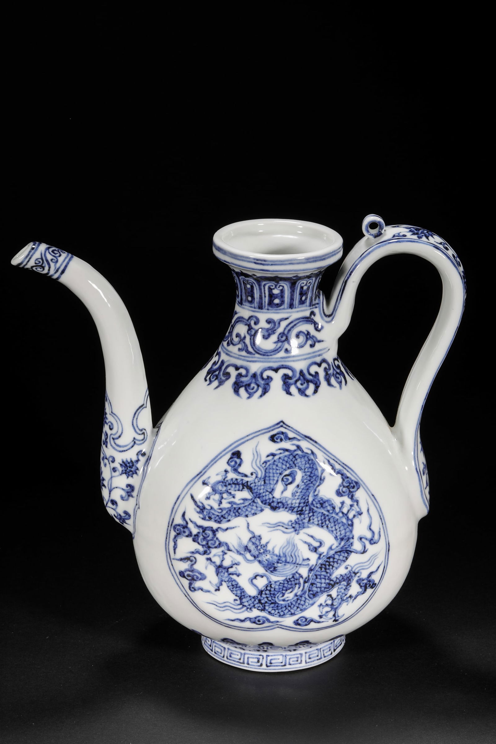 Ming Dynasty blue and white dragon pattern ewer - 10