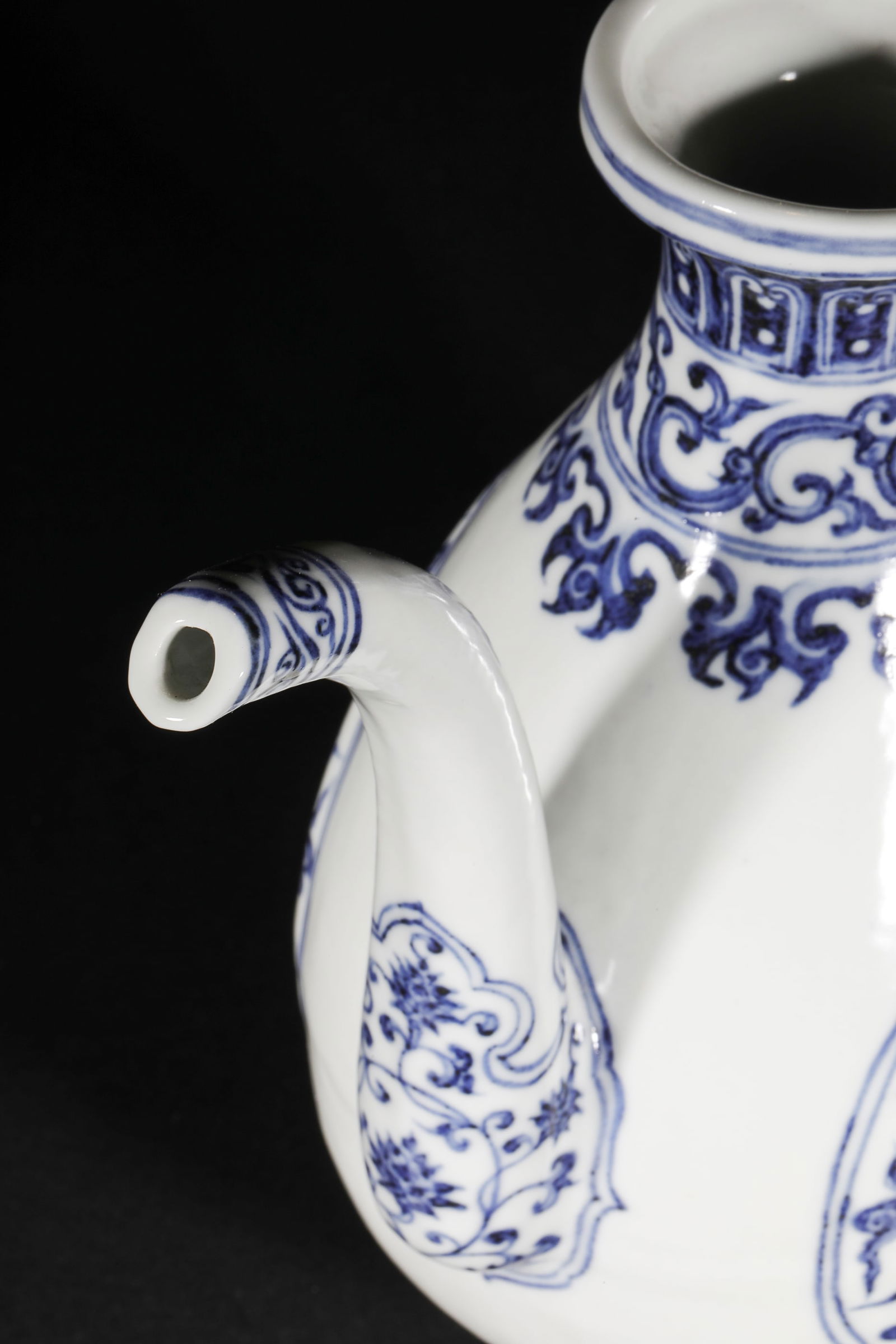 Ming Dynasty blue and white dragon pattern ewer - 12