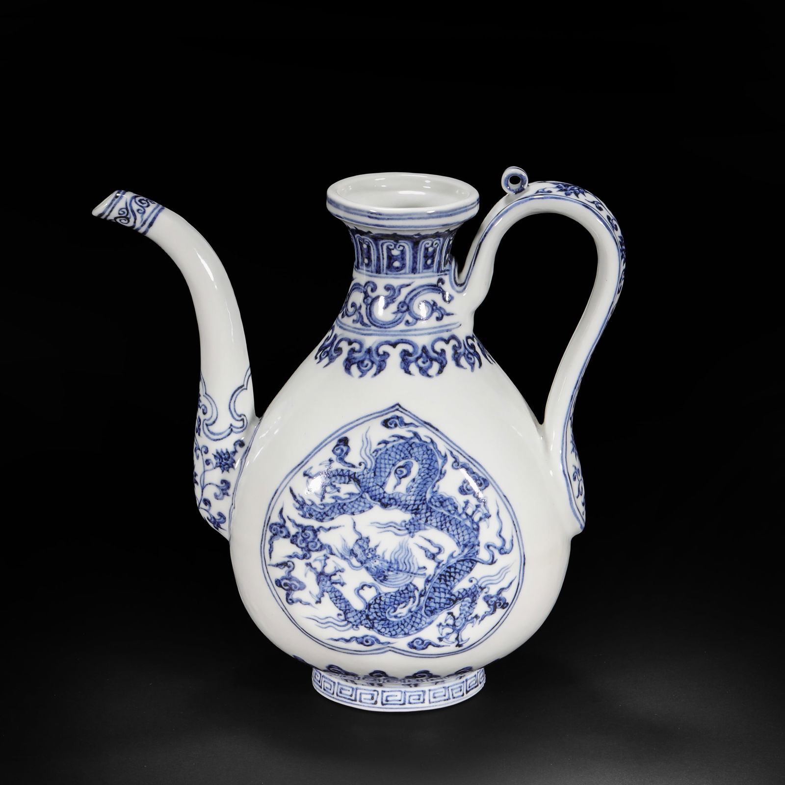 Ming Dynasty blue and white dragon pattern ewer: Ming Dynasty blue and white dragon pattern ewerH21cm W22cm