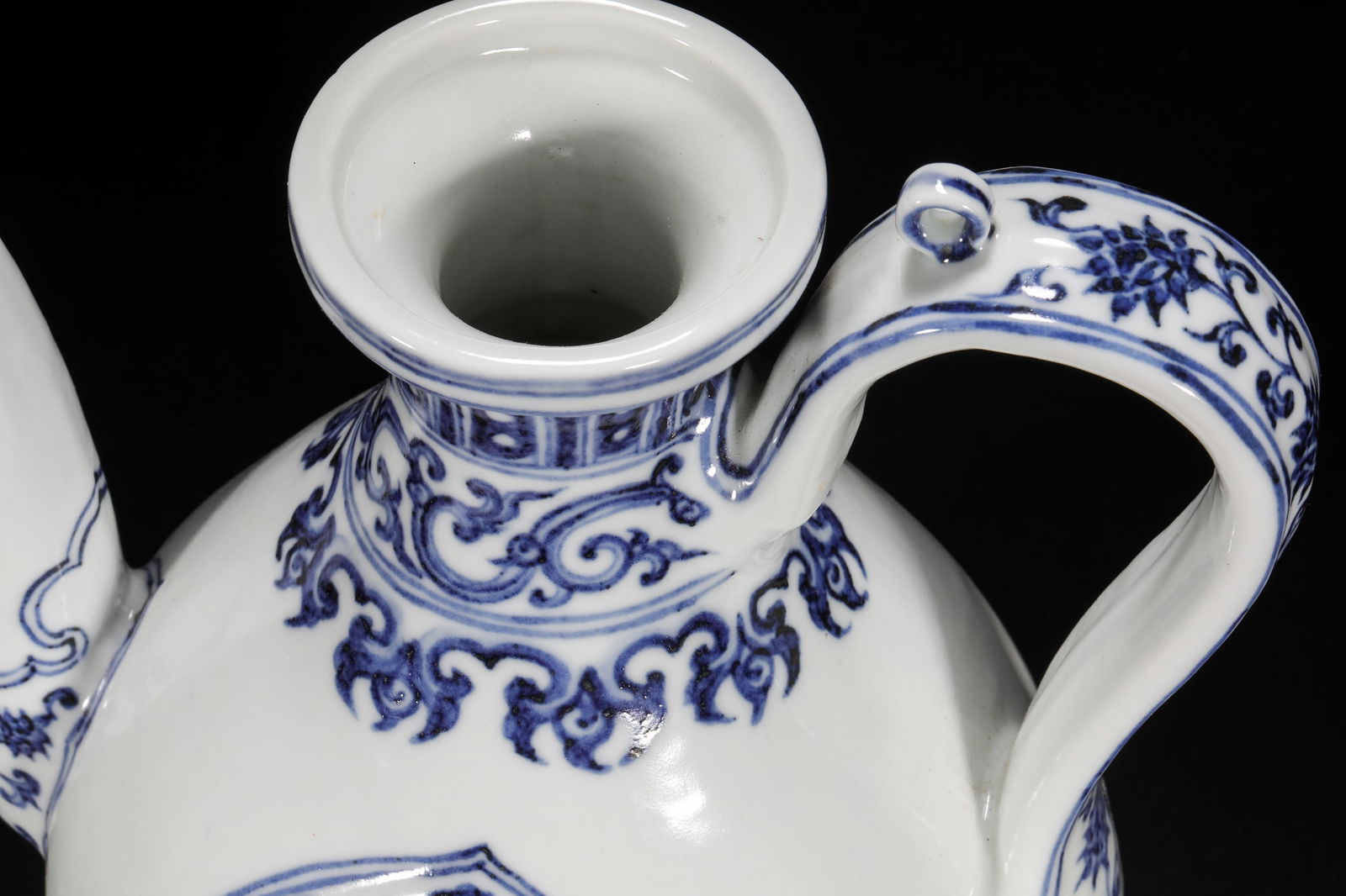 Ming Dynasty blue and white dragon pattern ewer - 3