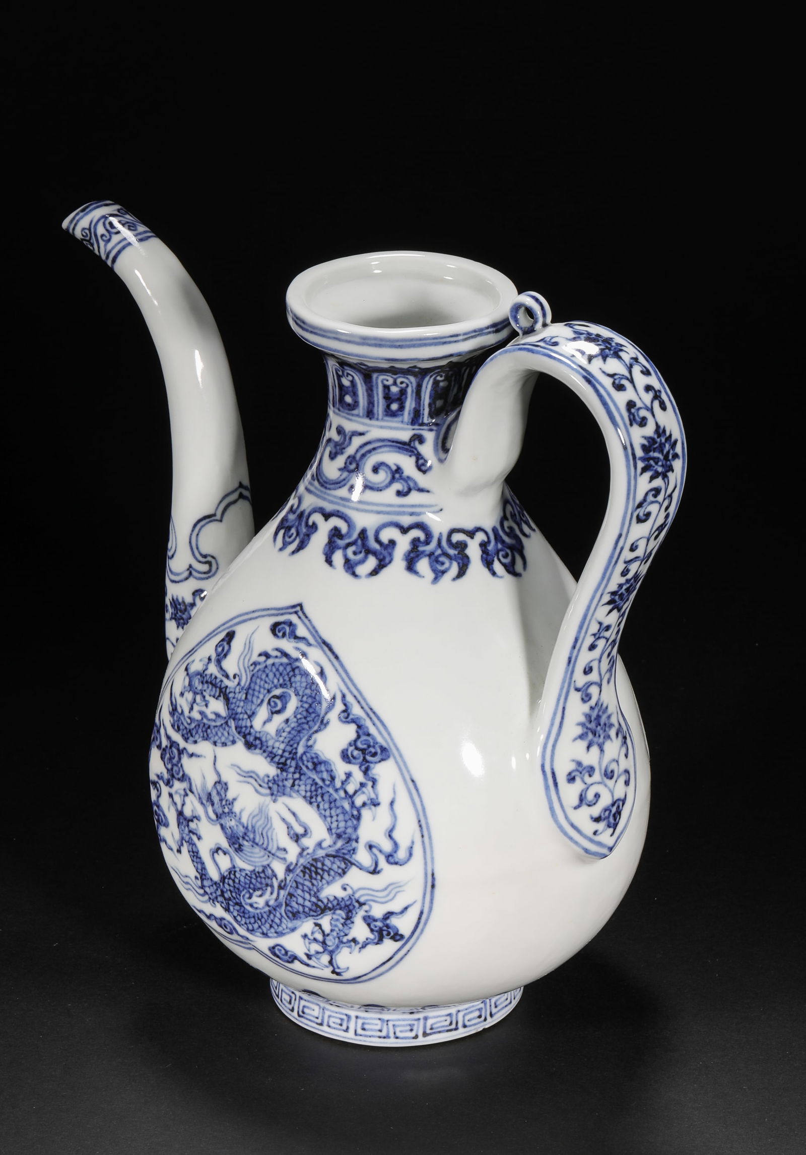 Ming Dynasty blue and white dragon pattern ewer - 4