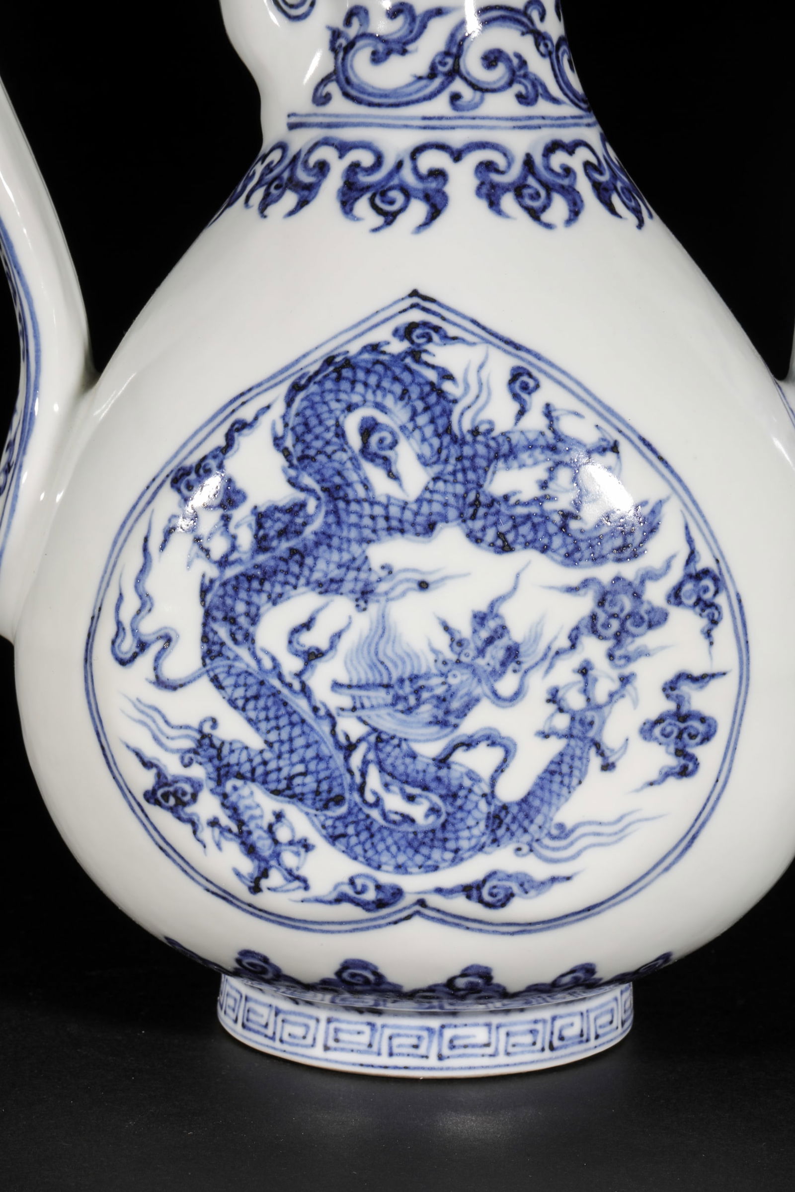 Ming Dynasty blue and white dragon pattern ewer - 6