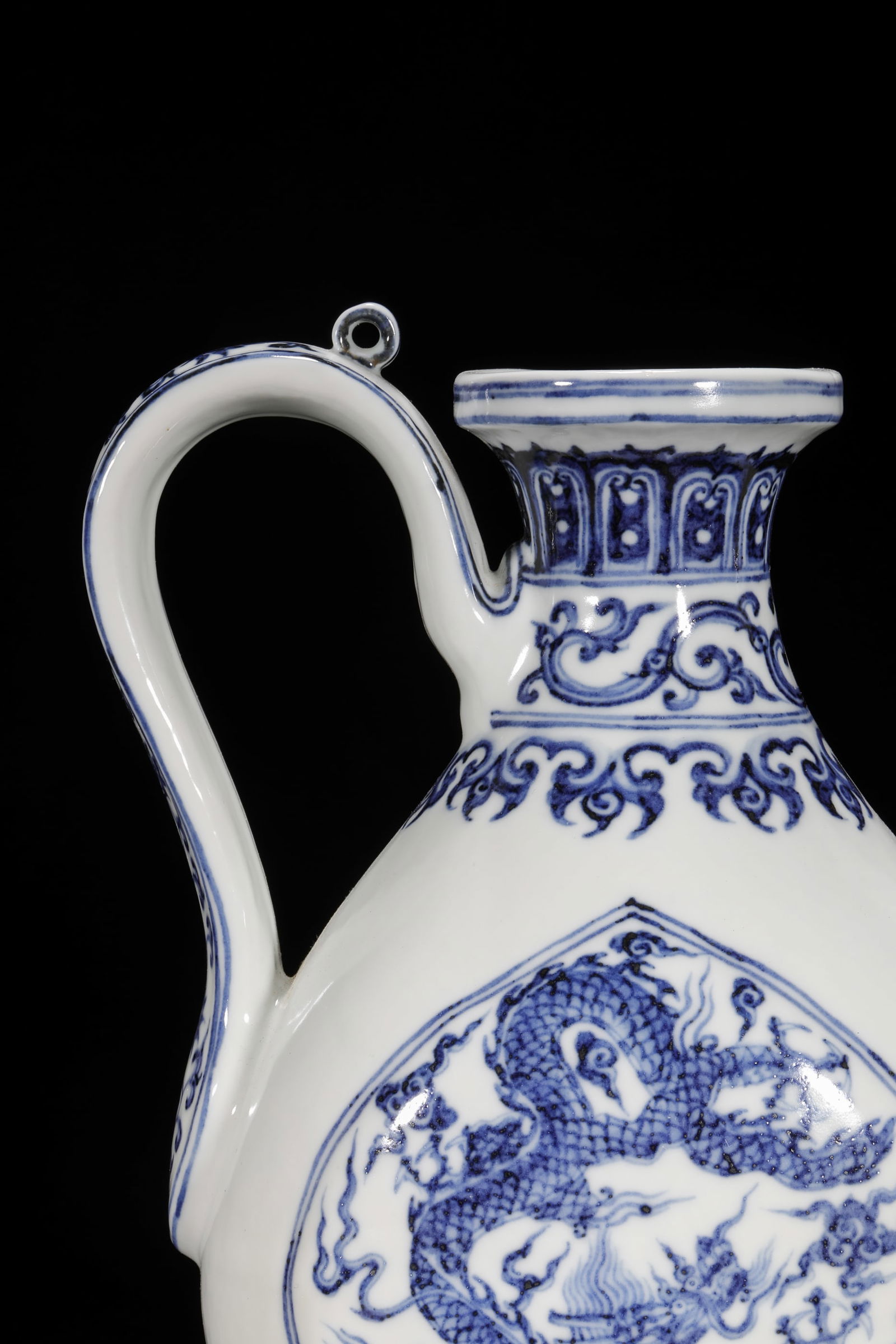 Ming Dynasty blue and white dragon pattern ewer - 7