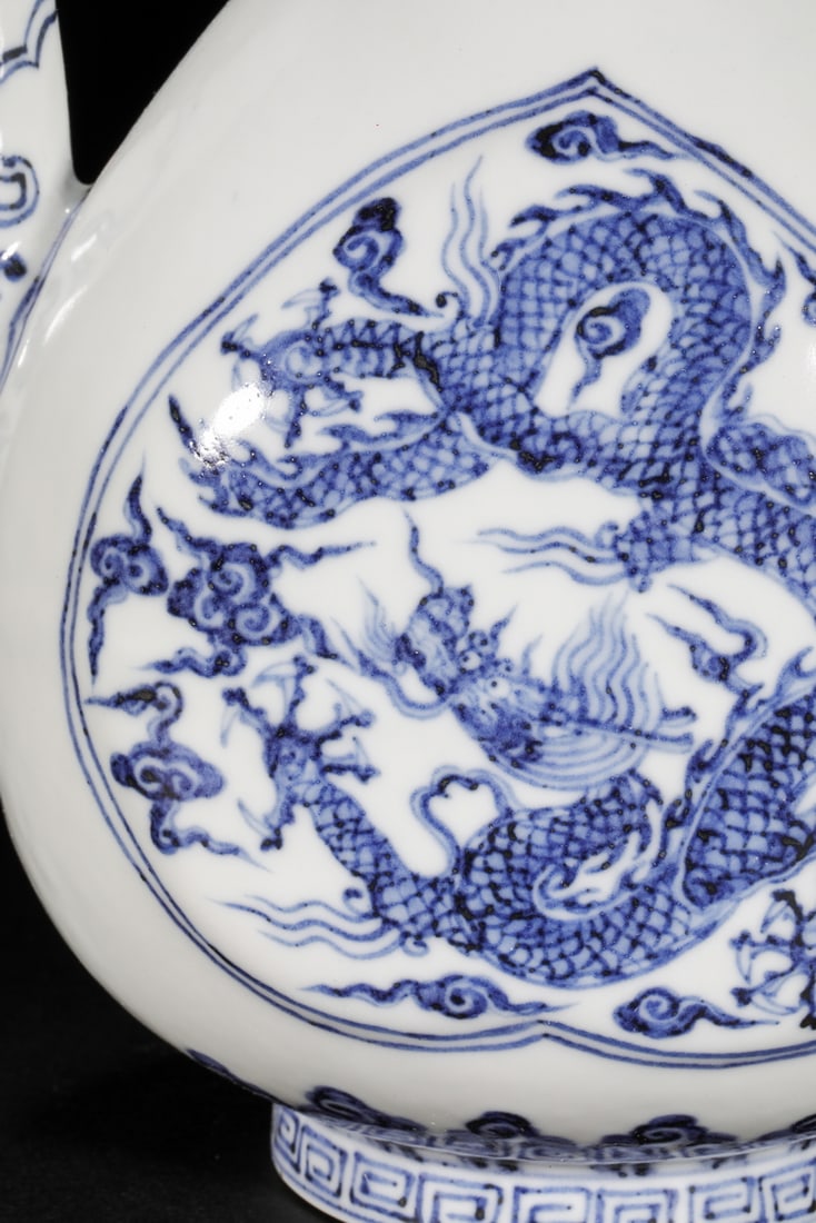 Ming Dynasty blue and white dragon pattern ewer - 9