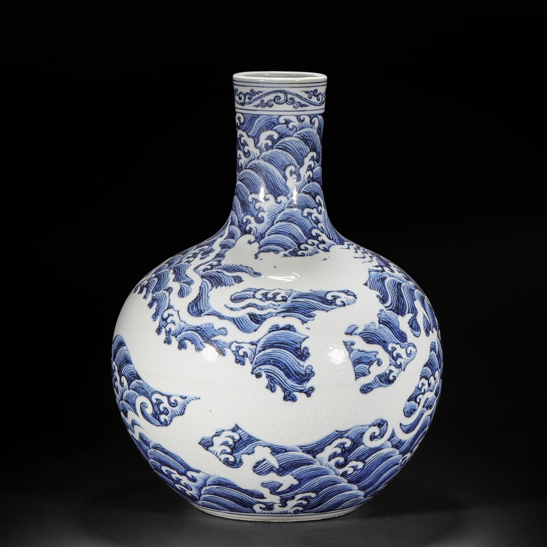 Qing Dynasty blue and white dew and sea water dragon pattern celestial sphere vase: Qing Dynasty blue and white dew and sea water dragon pattern celestial sphere vaseH46cm W33cm