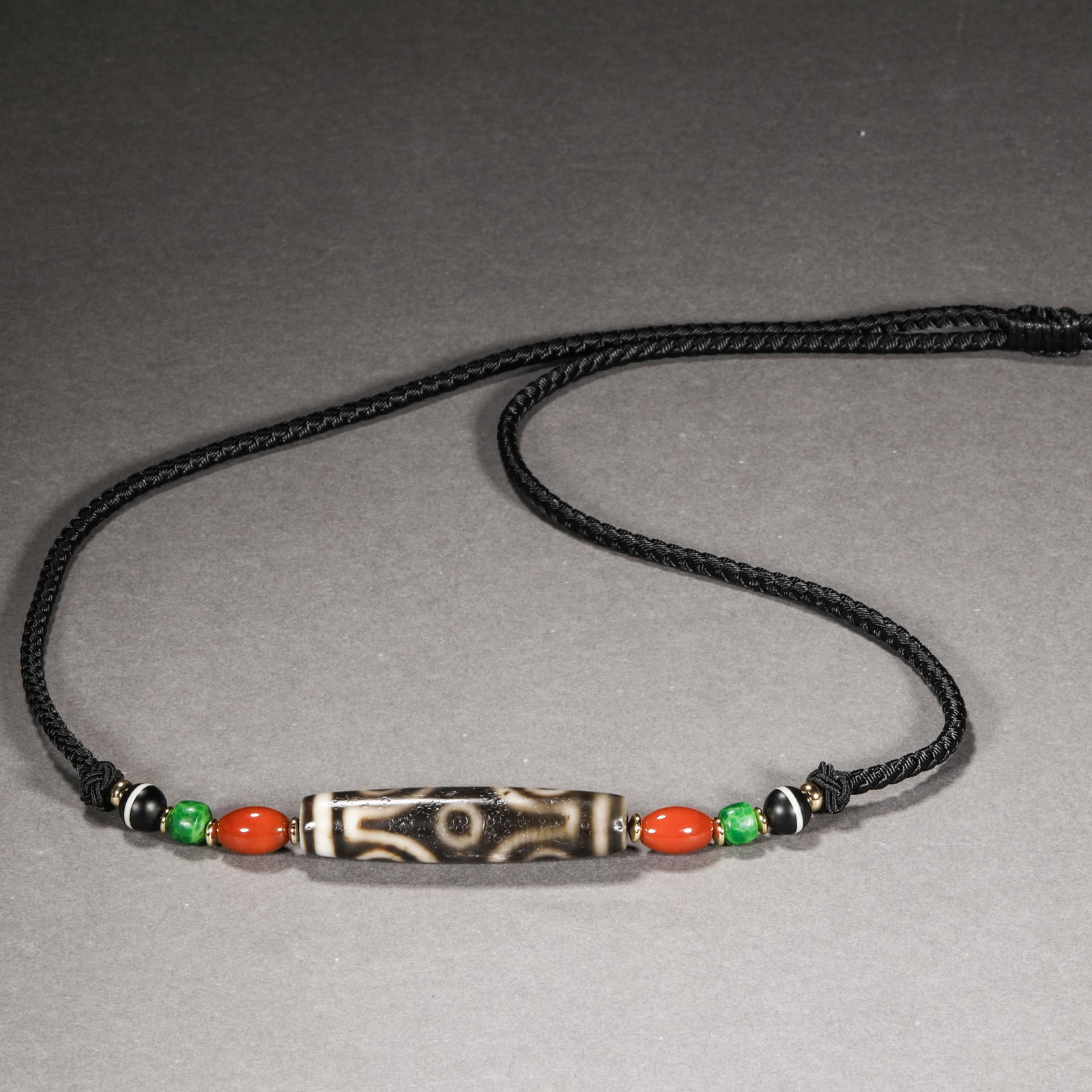 Tang Dynasty pure six-eyed dzi bead: Tang Dynasty pure six-eyed dzi beadH5.5cm W1.3cm Wight25g