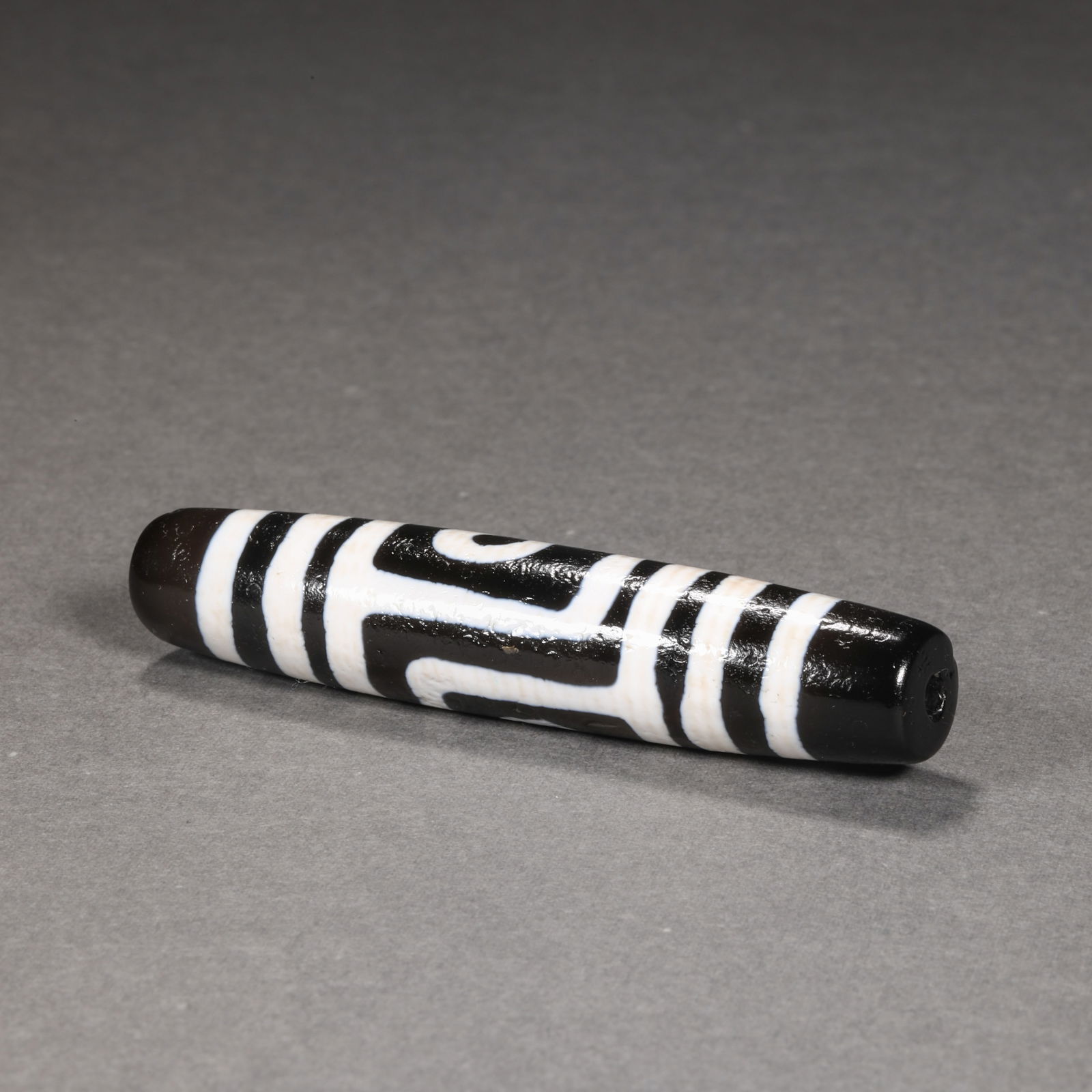 Ming Dynasty two-eyed dzi beads: Ming Dynasty two-eyed dzi beadsH6.4cm W1.3cm Wight19g