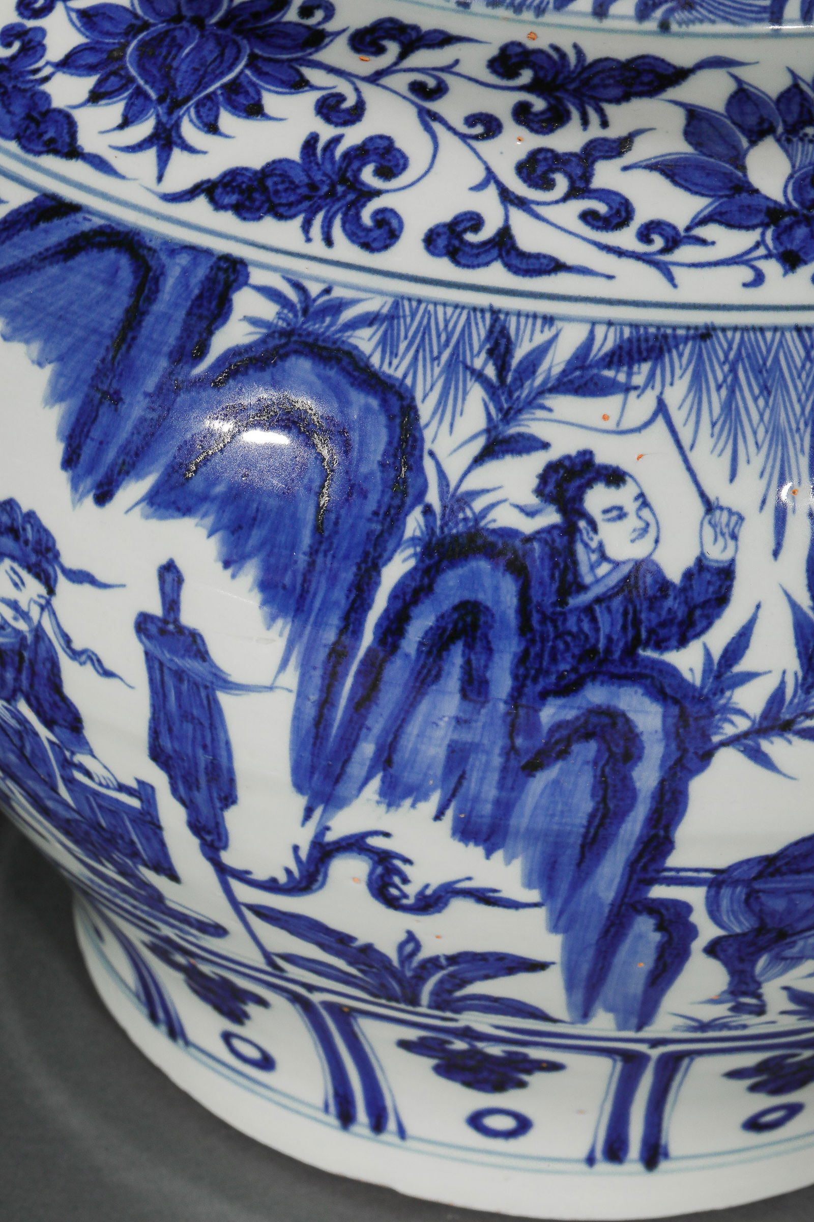 Pre-Ming blue and white figure jar - 8