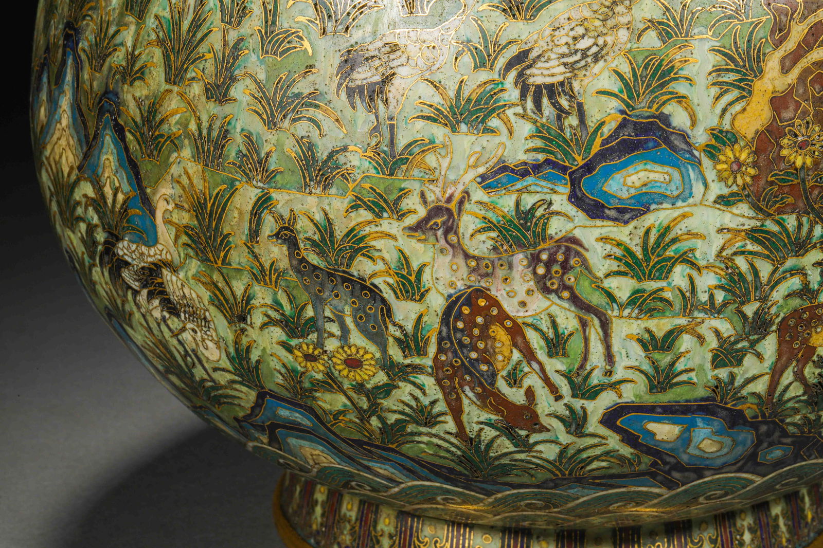 Qing Dynasty cloisonné animal pattern amphorae - 11