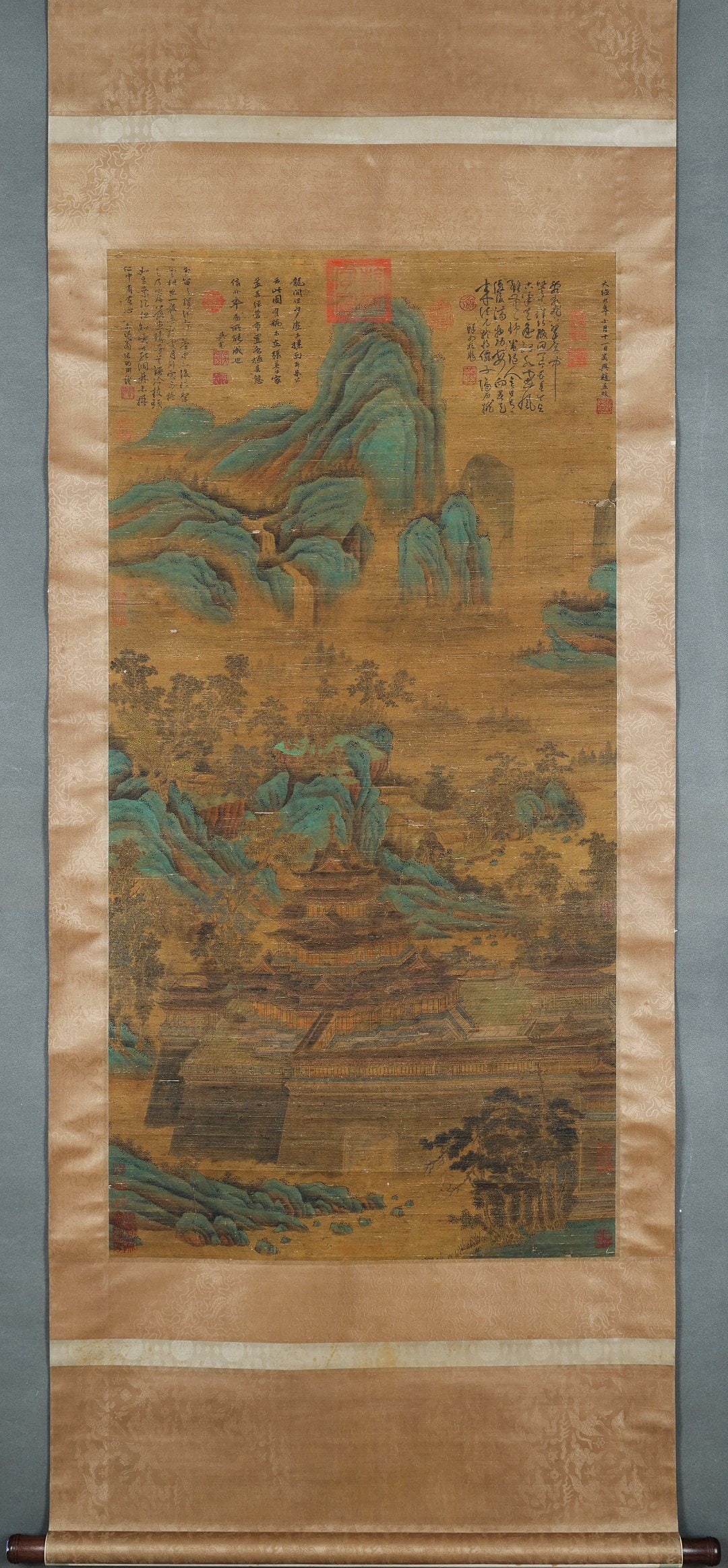 Zhao Mengfu's painting of Qingshan City on silk scroll: Zhao Mengfu's painting of Qingshan City on silk, vertical axis W130cmX66cm