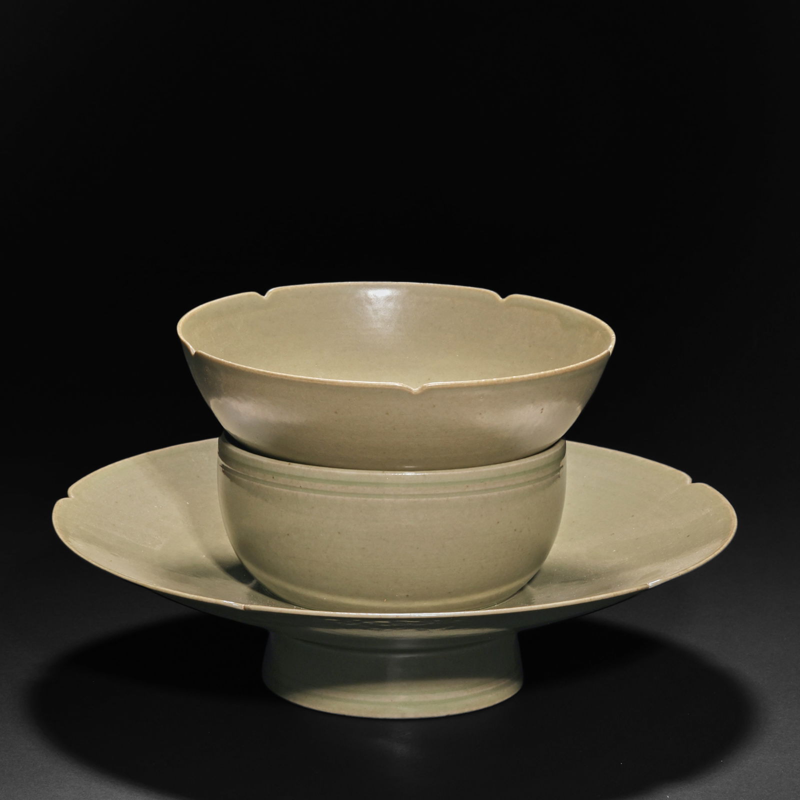 A set of Yue kiln tea cups before the Ming Dynasty: A set of H10cm W19cm tea cups from Yue kiln before the Ming Dynasty