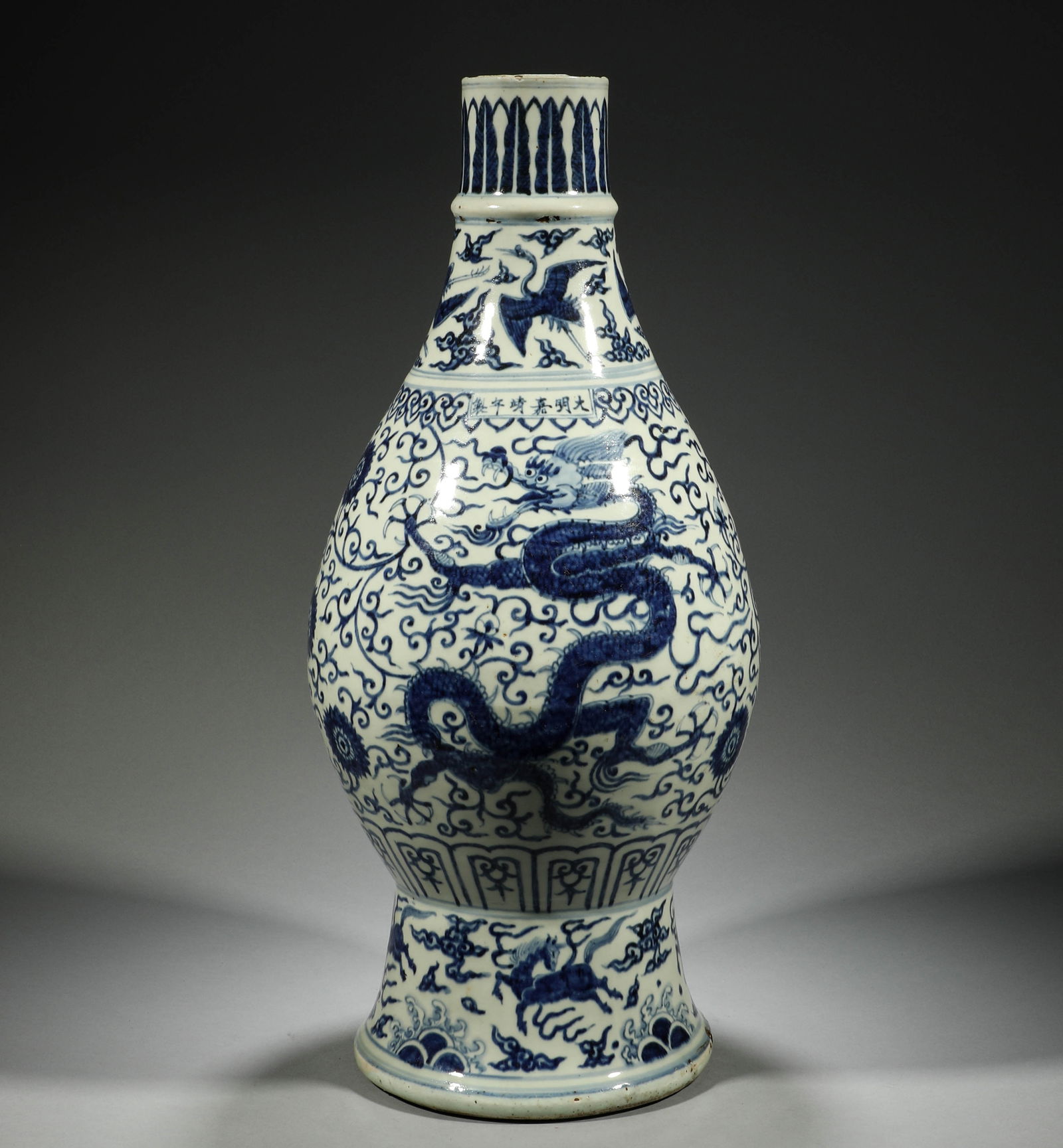 Ming Dynasty, blue and white dragon patterned pipa bottle: Ming Dynasty, blue and white dragon patterned pipa bottle H: 60cm, W: 26cm, Weight: 9450g