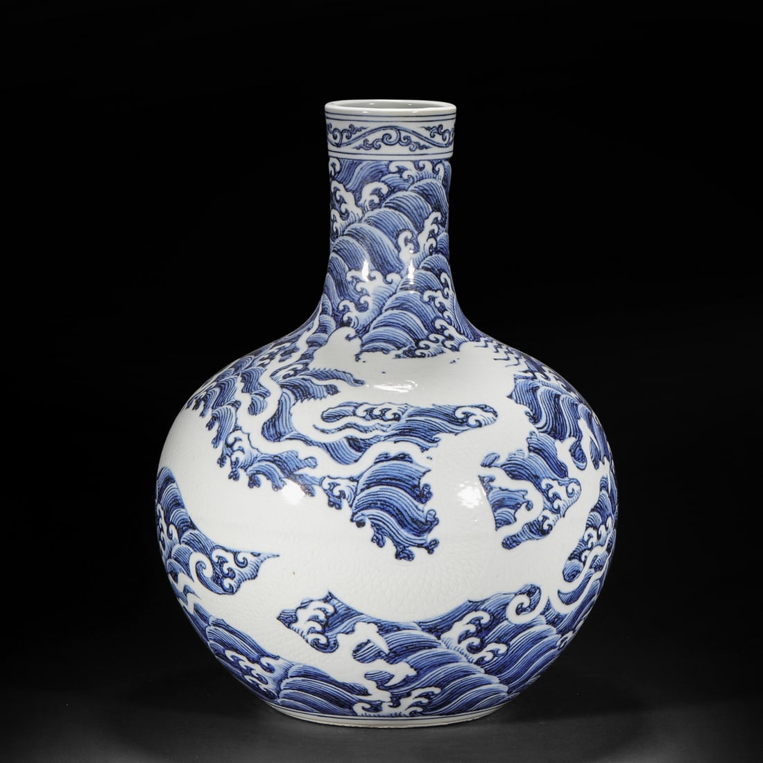Qing Dynasty Blue and White Water Dragon Pattern Tianqiu Bottle: Qing Dynasty Blue and White Water Dragon Pattern Sky Ball Bottle H46cm W33cm