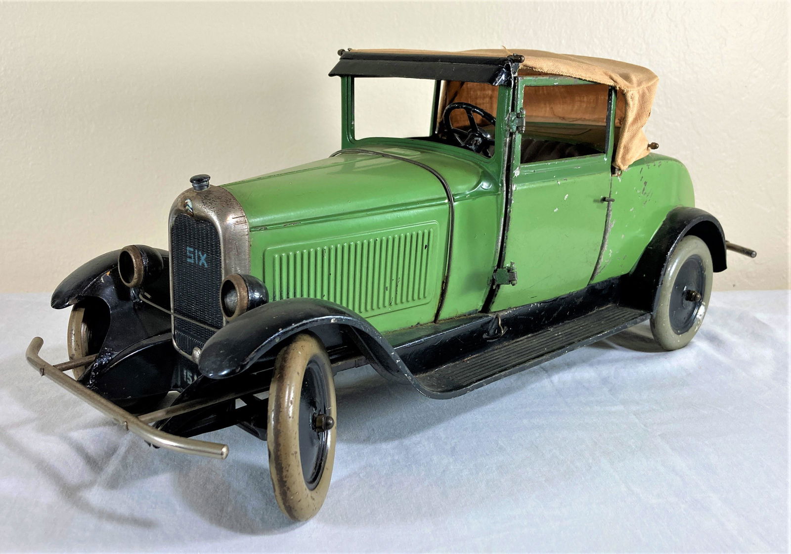 Andre Citroen Les Jouets C-6 Cabriolet Soft Top Convertible Coupe 1930s Tin Tinplate: Incredible original period toy. Intact convertible soft top. Beautiful large scale tinplate work with original green body paint. Original nickel plated finishing details including headlight trim, gril