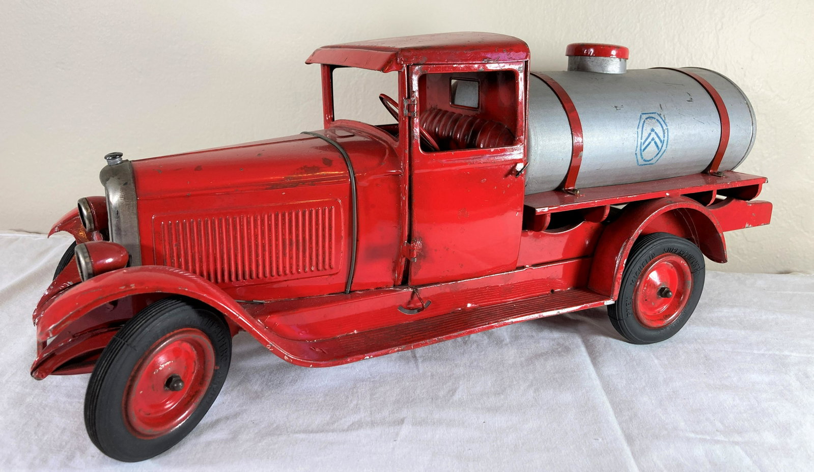 Les Jouets Andre Citroen C-4 Oil Petroleum Fuel Tanker Tinplate Tin Toy Truck Model: This is a wonderful toy in very good condition. It shows some wear consistent with age. Some dust present from display. dump truck. Excellent workmanship. Rubber tires on metal rims. Some flattening t