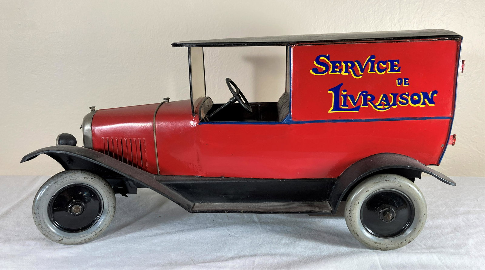 Les Jouets Andre Citroen Service De Livraison B-2 Delivery Van Truck Model: This is a wonderful toy in very good condition. It shows minor wear overall. Some dust present from display. Rear doors open with the operation of the handle. One hinge needs repair. Untested mechanis