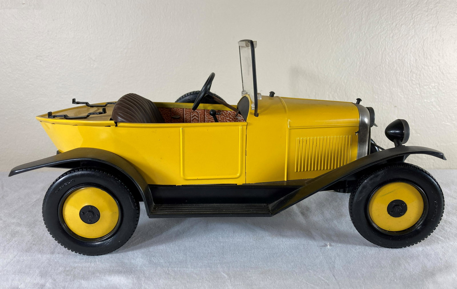 Citroen B2 Cloverleaf Boattail Racer Racecar Toy: This is a very nice toy. Some dust from display. This appears to be contemporary with a plastic undercarriage. Appears to be a battery compartment, but it may not be complete.