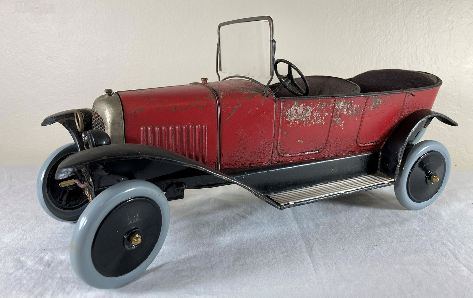 Les Jouets Andre Citroen B2 Torpedo Tin Tinplate Sedan Car Vehicle: Incredible original period toy. Beautiful large scale tinplate work with original multi-color body paint. Original nickel-plated finishing details including headlight trim, grill and more. Minor rust