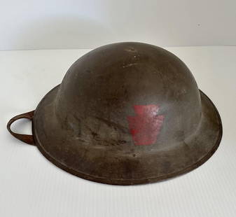 Antique WW1 World War One US 28th Infantry Insignia Doughboy Army Helmet: This is an Antique WW1 World War One US 28th Infantry Insignia Doughboy Army Helmet...It is in good condition and has the 28th Infantry Insignia on one side...Helmet is in good condition , Leather lin