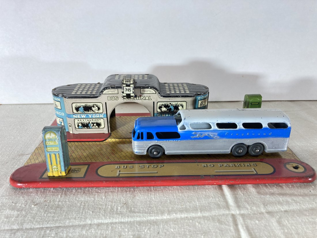 Louis Marx Tin Lightograph Bus Station & Bus: This is very nice set in very good condition. Station is marx, but the bus is not.