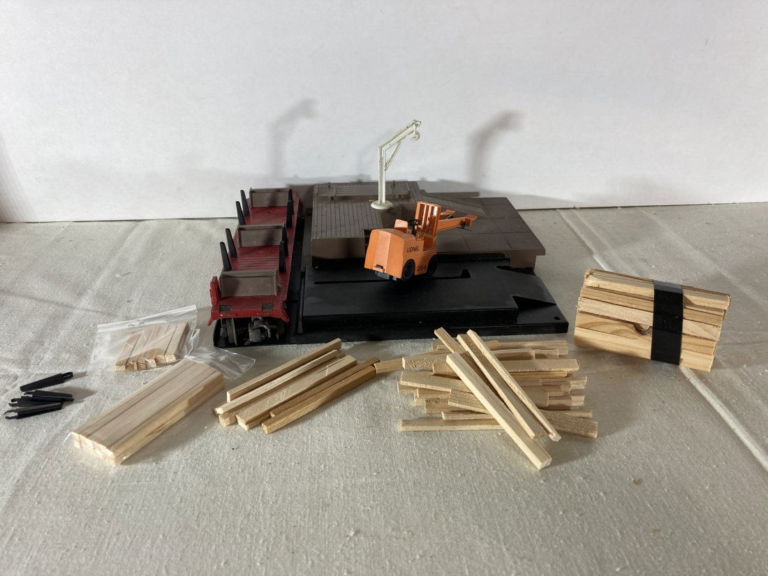 Lionel Electric Trains No. 264 Operating Lumber Fork Lift Accessory (1 of 6)