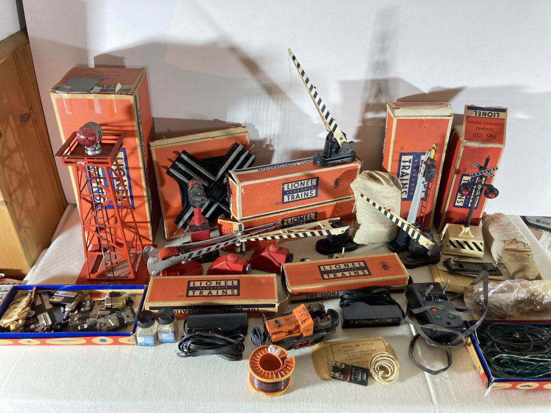 Lionel Electric Trains Accessory Equipment Lot (1 of 17)