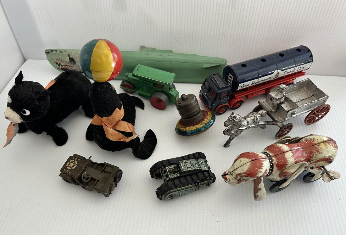 Lot of 10 Vintage Toys Tin Tanks Animals Wind Ups Cast Iron (1 of 11)