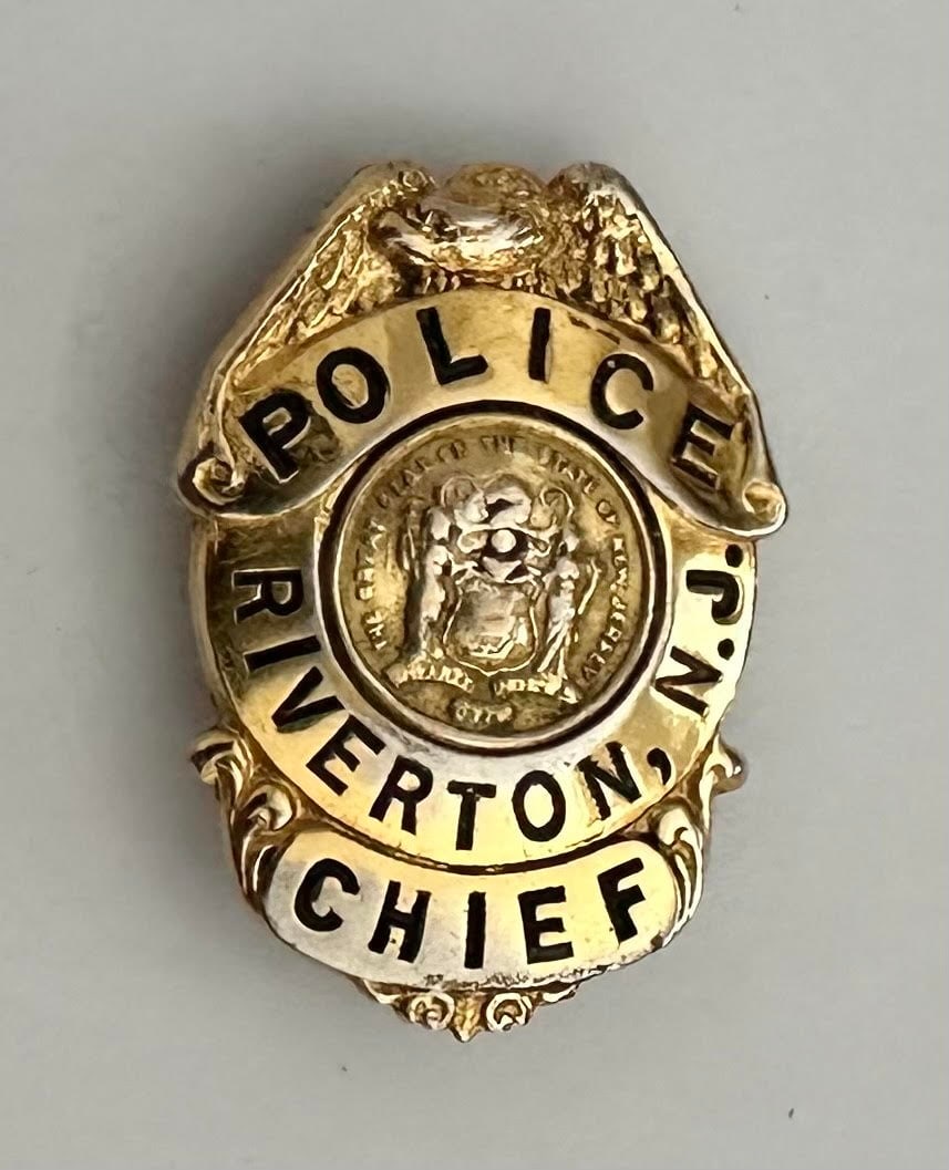 Vintage Riverton New Jersey Gold Police Chief Badge Pin (1 of 4)