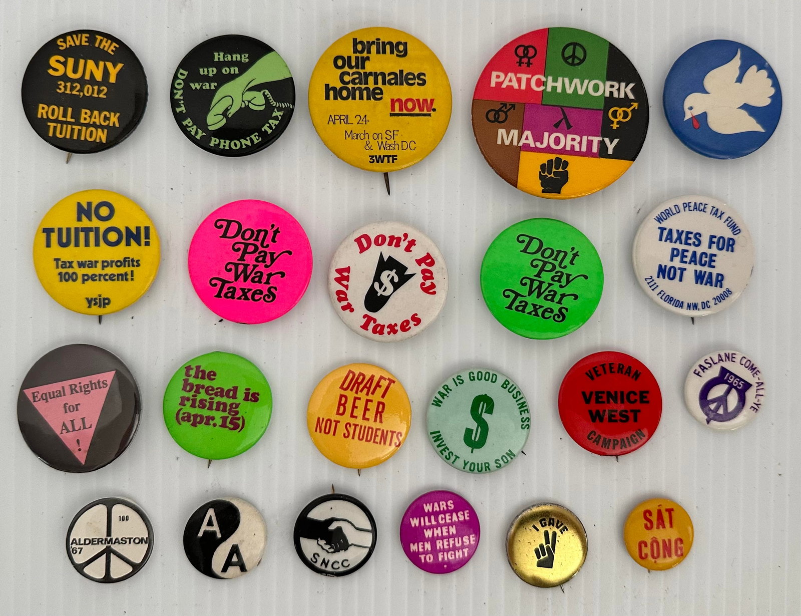 Vintage lot of 22 1960s 1970s Anti Vietnam War Civil Rights Buttons Pinbacks (1 of 4)